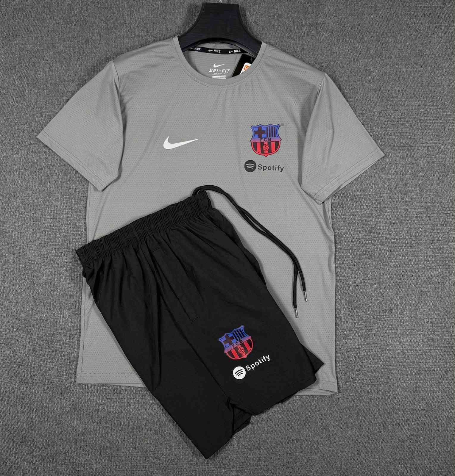 تشرت وشورت
وتربروف اصلي
القياسات M L XL XXL
السعر 15
قطعتين ب25
العنوان/السماوه/تقاطع الأسكان/قرب مقهى الأسكان 
واتساب ***********
