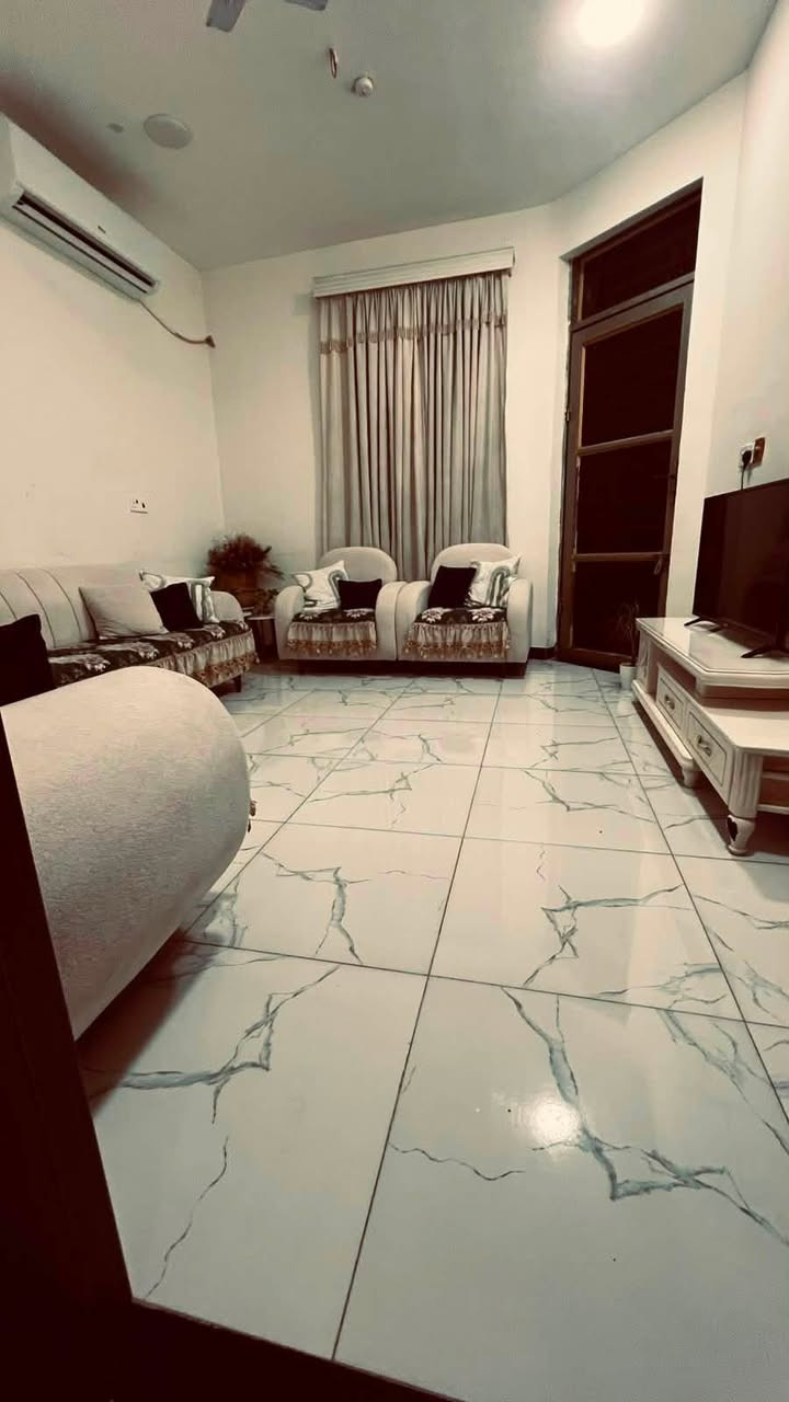 🏡✨ فرصة مميزة للسكن في مجمع الرواد ✨بيت للبيع 🏡
إذا تبحث عن بيت مرتب، عملي ومناسب للعائلة وبموقع قريب من أهم الخدمات، فهذا البيت قد يكون اختيارك المثالي ❤️

📍 موقع مميز وقريب من:
🏥 المستشفى التركي
🎓 جامعة واسط
🛍️ الأسواق والخدمات

🏠 مساحة البيت:120م²

🔸 الطابق الأرضي:
🛏️ غرفة نوم
🍳 مطبخ
🛋️ صالة
🏡 هول داخلي
🚿 حمام داخلي + حمام خارجي

🔸 الطابق الأول:
🛏️ غرفة نوم بنظام سويت مع حمام خاص

💰 المقدّمة: 60 مليون دينار
🏦 القسط الشهري للمصرف: 548 ألف دينار فقط
💵 المدفوع للمصرف العقاري: حوالي 25 مليون دينار

⭐ بيت جاهز للسكن

📞 للاستفسار اكثر الاتصال على 
***********
