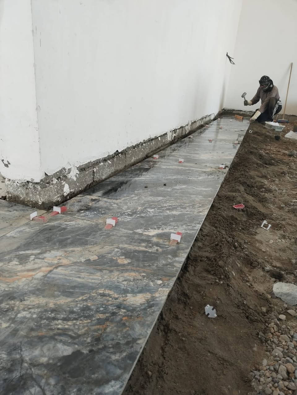 يوجد خلفه سراميك متفرق داخل تكريت  ‏‪ قير متواجد عل فيس. ***********

