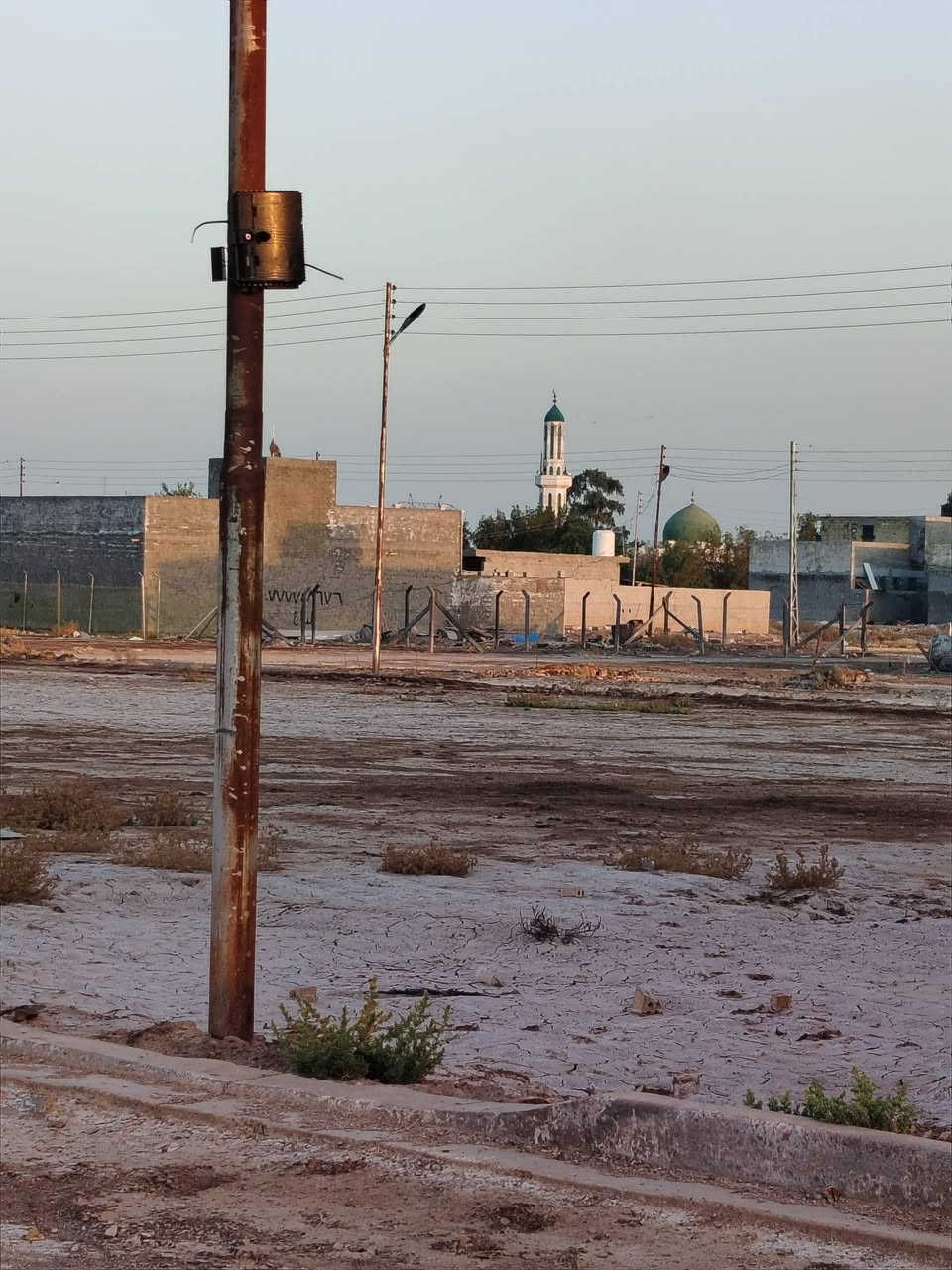قطعة أرض 100 للبيع – موقع مميز جدًا خلف مكتب لامي شارع 15 
سعرها 7 وبيها مجال 
المساحة: 100 م
الواجهة: 5 م × نزال 20 م
عرض الشارع: 15 متر القطعة مسيّجة بالكامل، سيجتها السياج ب 300 ألف دينار.
 الموقع: بوب الشام – الكاورية الأولى، بداية المنطقة، خلف مكتب لامي خلفها مجمع الأبرار السكني وشارعها  مستقبلاً ينربط بالسريع . موقع القطعة كلش حلو، تجاري  وبصفّها بيوت ساكنين، ومناسبةللسكن أو البناء.
 السعر المطلوب: 7مليون ، اتصل وبخدمتك.***********
