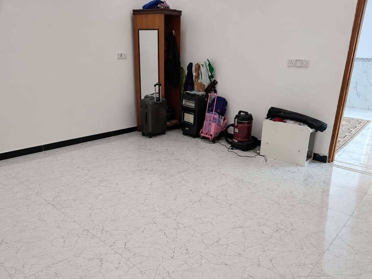 سلام وعليكم بيت بلا كوت جديده شارع بيت حايف مساحت البيت 300
المساحة ١٥×٢٠
هول واستقبال ومطبخ وغرفتين غرفة منهن بيها حمام
وحمامات وصحيات خارجية وداخلية وكراج وحديقة ***********
