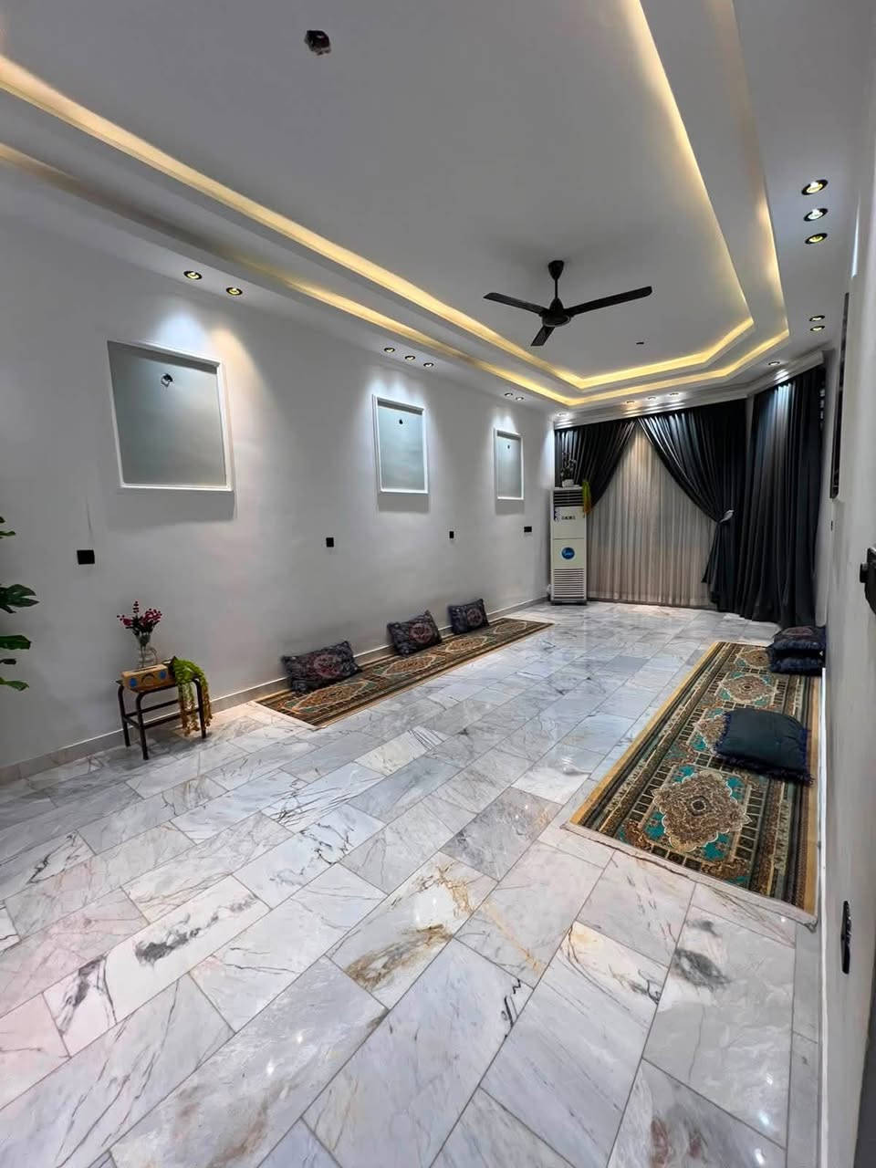 السلام عليكم بيت ١٦٠متر قاطين كامل جديد مثل مامذكور بصور بيت مرمر من الداخل شغل درجه اولى العنوان الشعلة القطاع الثاني مقابل مدرسة الامام الكاظم عليه السلام  البيت اللبيع اني مكلف بالنشر رقم الهاتف التواصل والاستفسار *********** حيدر الوحيلي
