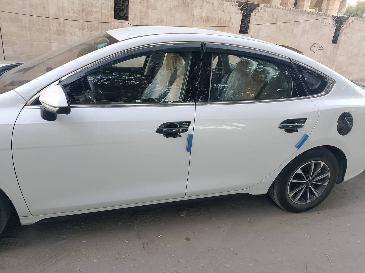 السلام عليكم

🚘 BYD DESTROYER 05 موديل 2025
🔥 ماشية _٤١ الف كلي
📍 مرقم بغداد — مثبت لوحات
✨ داخل جلد ابيض

🔹 المواصفات:
• شاشة قلاب كبيرة
• شاشة عدادات ديجتال
• داخل جلد
• بصمة تشغيل
• بصمة أبواب
• تكييف أوتوماتيك
• تحكم بالتكييف من الشاشة
• فتحة شحن USB
• شاحن لاسلكي للموبايل
• بلوتوث
• اتصال بالموبايل
• كامرة خلفية
• حساسات خلفية
• مثبت سرعة
• تحكم ستيرن
• أزرار تحكم متعددة بالستيرن
• Auto Hold
• هندبريك كهربائي
٠ قطعتين تبريد 
• مانع انزلاق
• ثبات إلكتروني
• ABS
• 6 إيرباك
• LED أمامي
• LED خلفي
• DRL نهاري
• إشارات جانبية
• ويل كب كروم
• Drive Mode
• نظام هايبرد DM-i
• محرك 1.5
• كير أوتوماتيك E-CVT
• بطارية Blade
• إمكانية الشحن الخارجي Plug-in Hybrid
• اقتصاد عالي بالوقود

الملاحظات
السياره مجهزة سستم اسود كامل

السياره بيهه صبغ بنيد بسبب رجع واحد بك عالسياره والصور موجودة
ومن طلعت مشيت طار البنيد وصار رصعه بالقماره ومصلحهه بارد
وبارد بالباب الايمن ضربة دراجه

📞 للاستفسار والتفاصيل تواصل معنا
السعر ١٨ مليون 

***********
*********** بغداد, العراق
