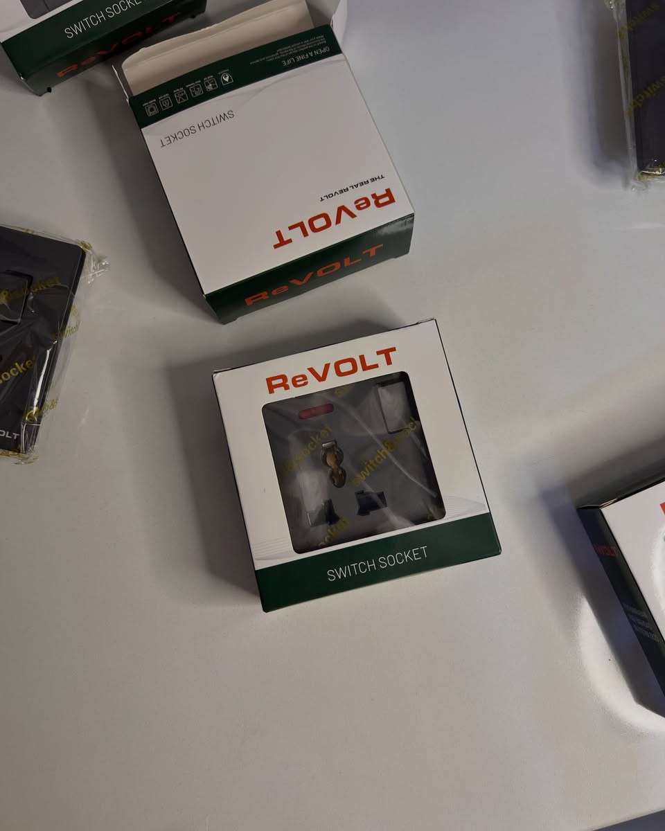 طقم كامل من المفاتيح والسويجات لون رمادي

📦 البيع بالكارتون الكامل فقط: 100 قطعة

المتوفر:
🔹 مفاتيح إنارة (أحادي - ثنائي - ثلاثي - رباعي)
🔹 سويج جوكر 13 أمبير
🔹 سويج دبل جوكر 16 أمبير
🔹 مفتاح قدرة ثنائي القطب 25 أمبير
🔹 مفتاح قدرة ثنائي القطب 45 أمبير
🔹 مقبس بمفتاح 15 أمبير
🔹 زر جرس الباب
🔹 سويج دمر مروحة
🔹 سويج ستالايت

للطلب والاستفسار وأسعار الجملة: واتساب 

📞 +964 772 758 2920

#ReVOLT #كهربان #جملة #مفاتيح_كهربائية #سويجات مقاولين العراق⁩

نص مكتوب في الصور:
- ReVOLT
- كهربان
- سويج دبل جوكر 16 أمبير
- DOUBLE JOKER SOCKET 16A
- مفتاح مستقل ومؤشر ضوئى أحمر
- أناقة تدوم في كل بيت
- ReVOLT كهربان
- سويج جوكر 13 أمبير
- JOKER SOCKET 13A
- يناسب مختلف أنواع القوابس مع مؤشر ضوئي
- ReVOLT أناقة تدوم في كل بيت
- ReVOLT كهربان مفتاح قدرة ثنائي القطب 45 أمبير DOUBLE POLE SWITCH 45A مفتاح عريض ومؤشر أحمر يبين حالة التشغيل ReVOLT أناقة تدوم في كل بيت