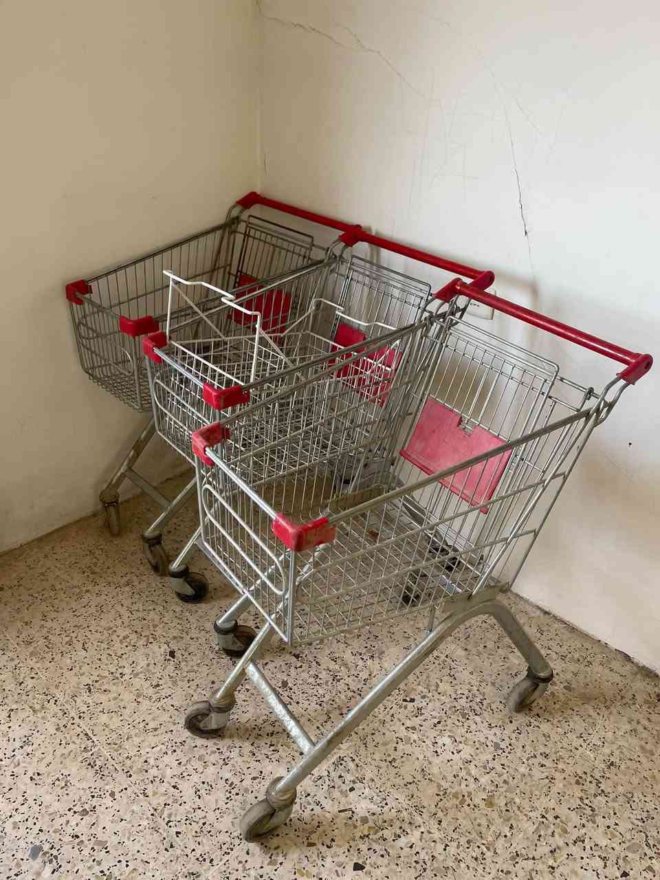 السلام عليكم، اغراض محل للبيع جام خانه عدد (2) طول الوحده 3 م ، عربانة تسوق عدد 3 ، سله بيع جبس او مخضر والاسعار الجام خانه الالمنيوم ب 200 الف والجام خانه الاخرى جامها مكسر تحتاج تبديل جام ب 100 الف وعربانه التسوق الوحده ب50 الف والسله ب 100 ، عنوان تكريت - قرية المحزم
