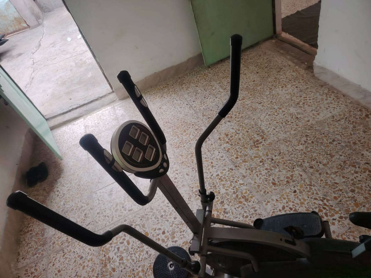 جهاز نضيف ومرتب السعر 150وبيه حك الجيه كلشي شغال متروك الجهاز هذه رقمي ***********
