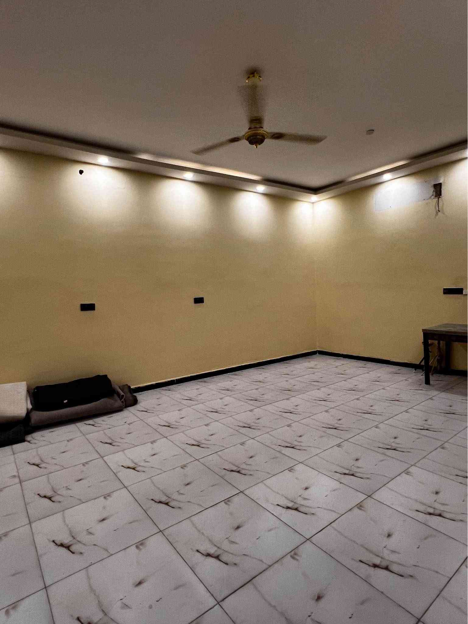 منزل للبيع المساحة 175 متر طابقين بناء حديث يحتوي 📍 في التنومة الصالحية شارع اللواء يبعد مسافه 300م عن شارع ابو مهدي المهندس ، و 500م عن الجسر الإيطالي 📍 طابو زراعي المالك عراقي 📑
الطابق الاول يحتوي على غرف منام عدد 2 وصاله واستقبال ومطبخ وصحيات داخلية وخارجية وكراج 
والطابق الثاني يحتوي على غرف منام عدد 3 وصحيات وصاله 
السعر 190 مليون وقابل للتفاوض 
للتواصل والاستفسار : *********** البصرة, العراق
