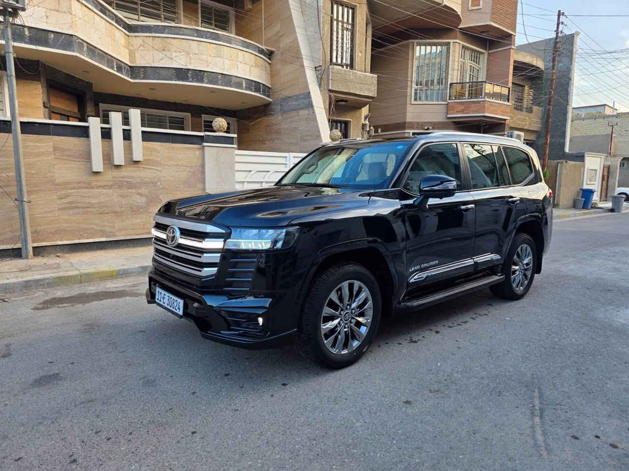 سلام عليكم لاندكروز 2025 بريميه اصل GXR رقم بغداد باسمي ماشيه 13 الف مغلفه ppf مكفوله كفاله عامه من كلشي مواصفات الGXR معروفه رادار شاشه الجبيره كشنات كهرباء سعره 73 الف دولار سبع شدات وثلاثين ورقه مكانه بالكوت للاستفسار *********** ***********

