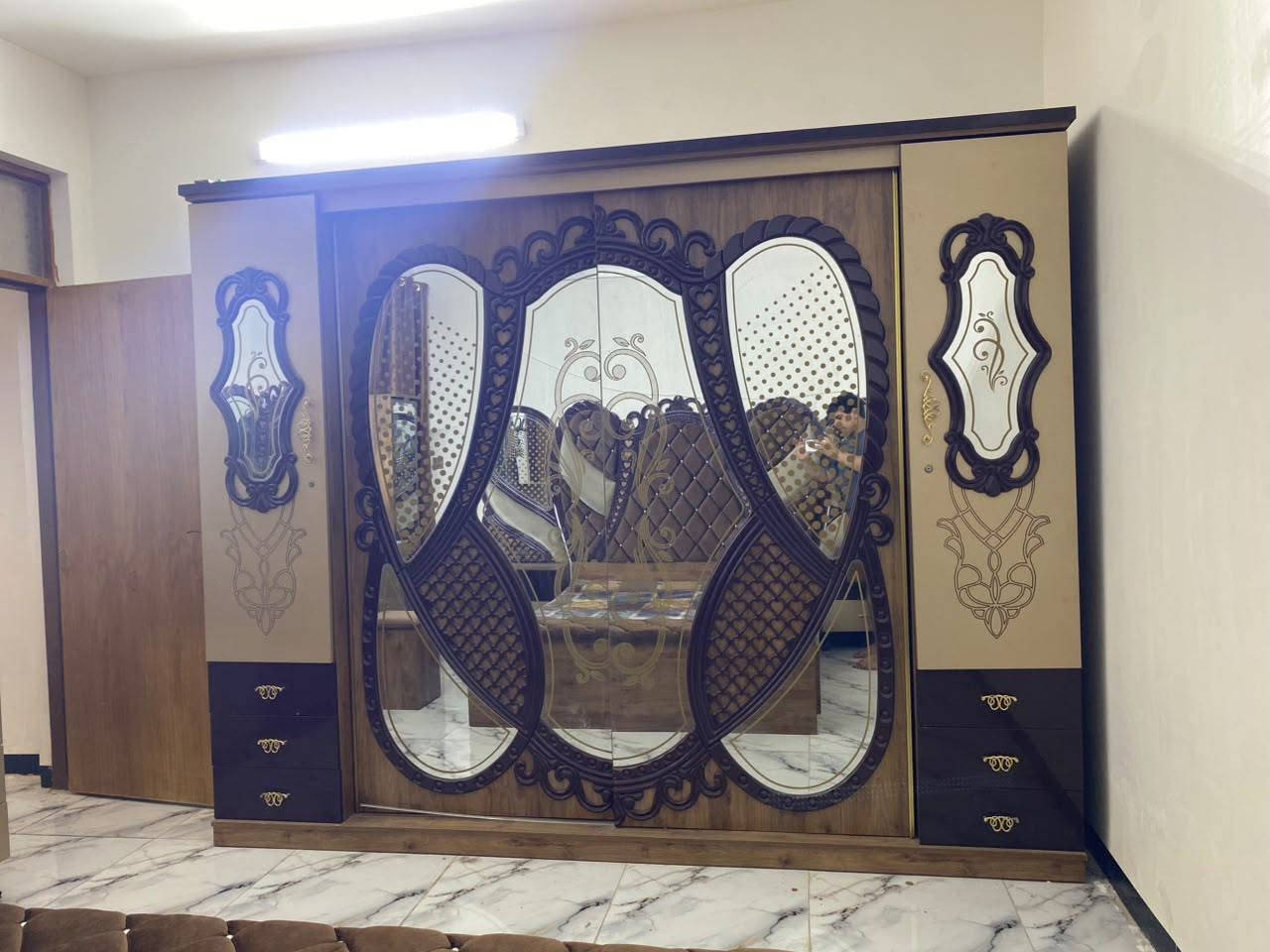 غرفة نوم 9قطع استخدام قليل وياها
دوشك جديد السعر 900. الف  بيهاه مجال قليل ***********@
