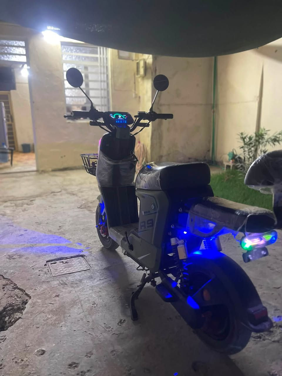 دراجة R9 2026 شركة وينلي لون صحراوي فاتح الملف :1200حقيقي
بطاريات : 5كل بطاريه 32 امبير 

الشاحنه الاصليه مال شركه 

بيها مسجل بلوتوث وايرلس 
 
شاشه تعرض قدره الشحن والمشاكل الي ب الدراجه 

نظام التشغيل :بصمه واحده وكارت وسويج 

تمشيك 35 كيلو الى 50كيلو

اربع نمر  ماشيه ٥٠٠ نضيفا جداً

السرعة القصوئ 109 

اشاير يمين ويسار 

هورن عالي جدا 

مرايا الاصليات 

الاستفسار ***********

مكاني بغداد البياع الشرطه الخامسه

السعر 390 وبيها مجال
