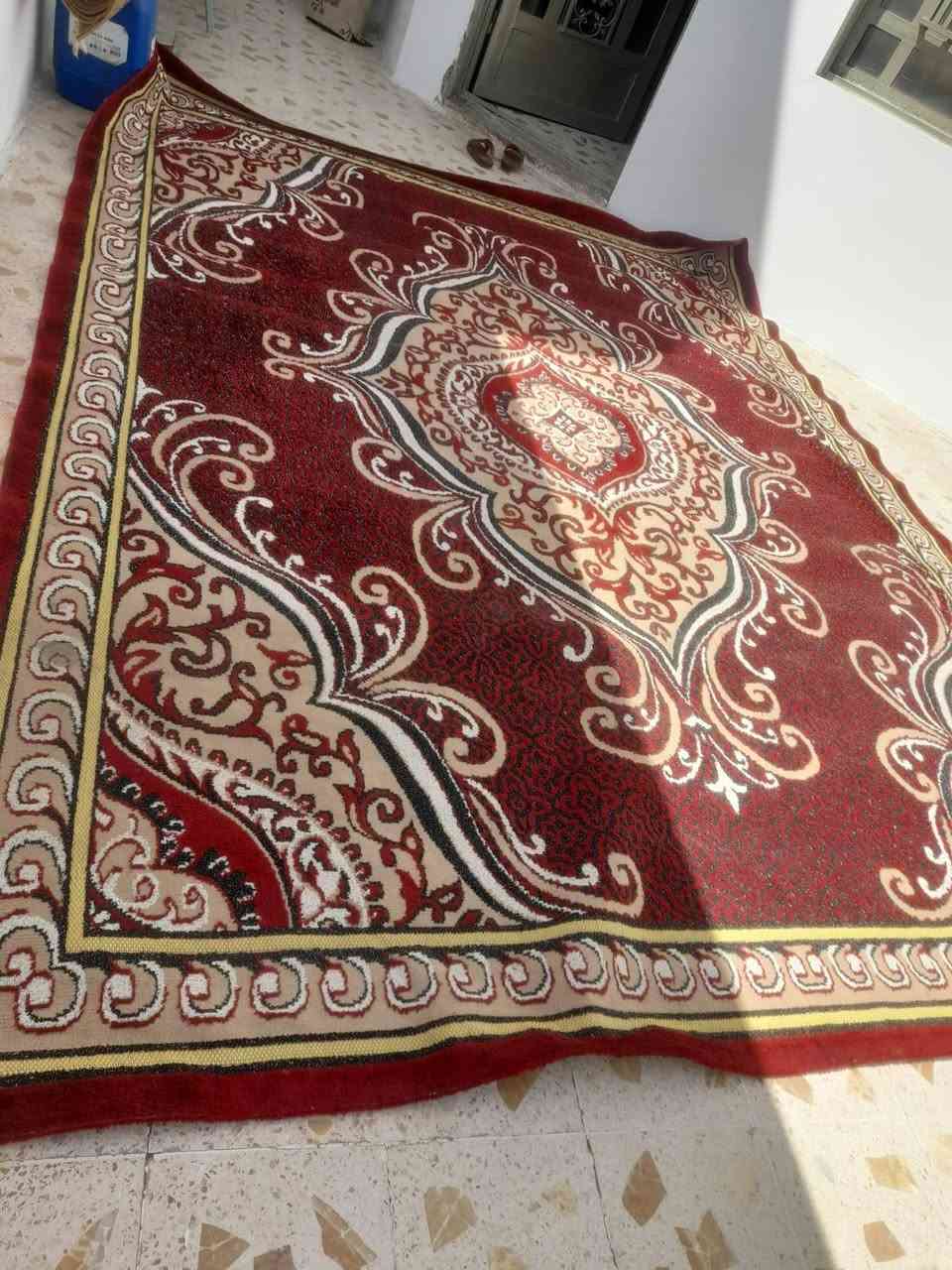 الزوليه الحمرة نضيفه اخو الجديد حجمها ٣×٥ وسعرها ٥٥ والزوليه الصفرة حجمها ٣×٤سعرها ٤٠. ،،،،***********
