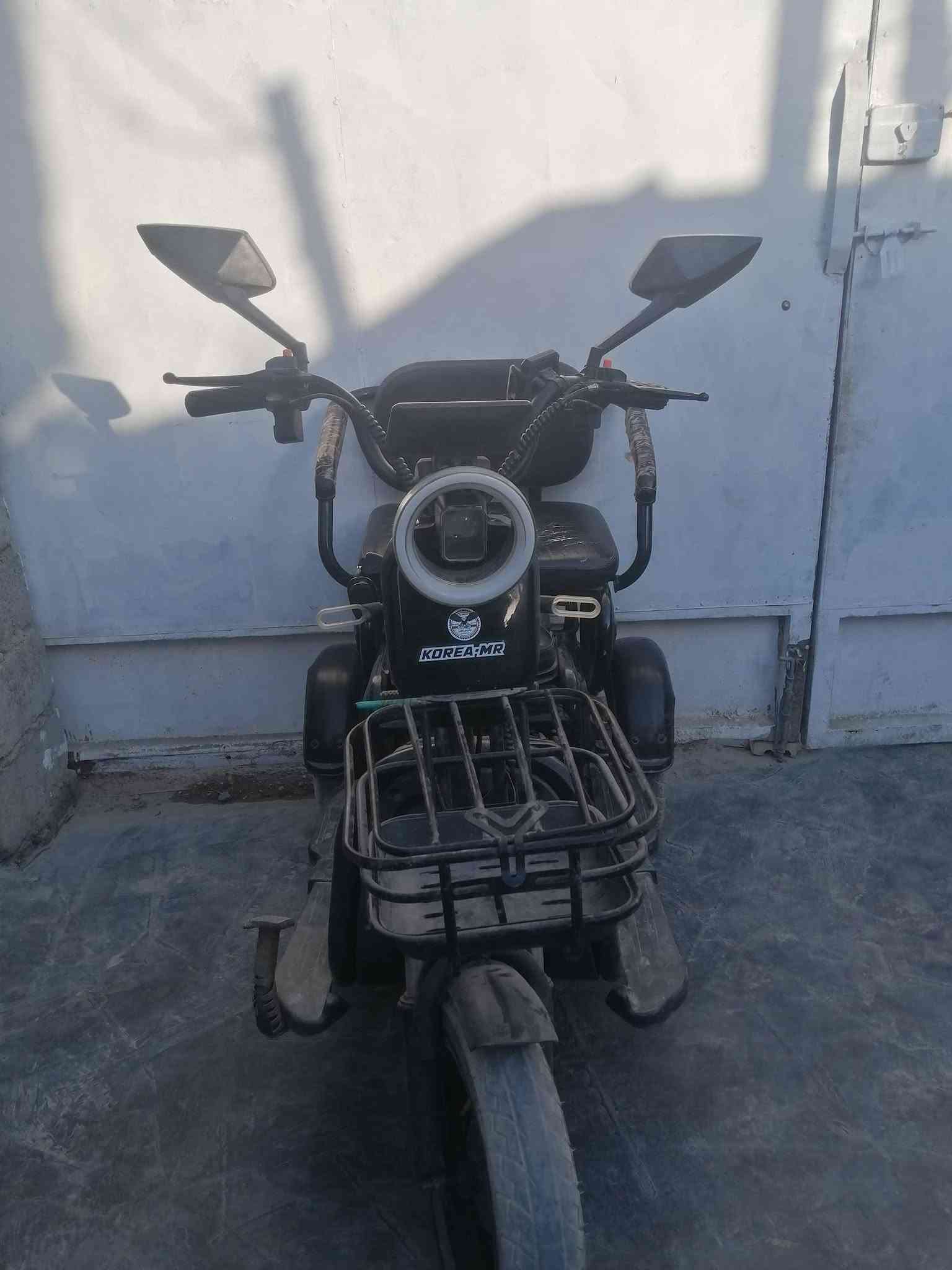 مكلف بال نشر
1دراجة حجم ١٦.
2خمس بطاريات دبل مثل مال ستوته مكفولات 
3تخم تاير3
4للايت عالي ناصي
5إشارة يمين يسار
6منفذ شاحن
7شاشه تاب
8مناقصها اي شيء
هواي بيها شغلات مذكرناهن 
مكان ابوغريب حي الرسالة
***********
