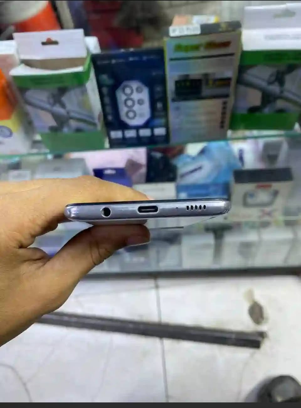 سعر 100 الف ( التفاصيل )
سامسونك A51 5G نظافة 100%
ذاكرة 128 رام 12 بطارية 5000
معالج سناب دراكون 90 فريم 
كامرة احترافية 4K بصمة بل شاشة
عيبة موضح كسر بل بلازمة يتبدل بحي النقيب
تواصل ***********
