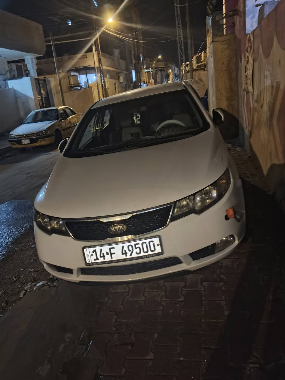 سيراتو موديل12
بيها بارد باب العبري 
وبيها بنيد صبغ ودوسات
السعر85وبيها مجال قليل
ارقم***********
