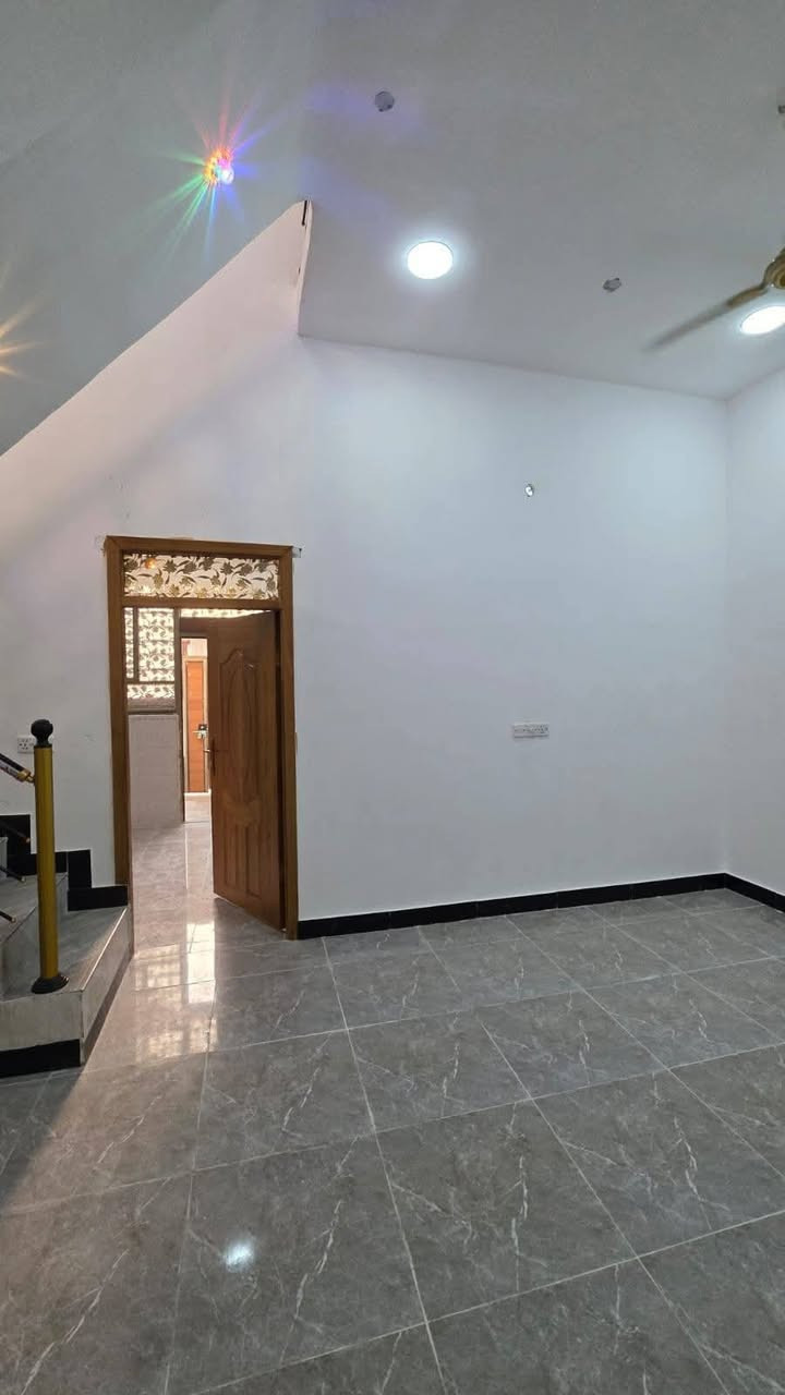 أسعد ألله أوقاتكم بكل خير احبتي *********** 
ثلاث دور سكن للبيع ماشاءالله
جمال وترتيب ودقه بلعمل ✨

مساحة 100 م
على شارع 8 متر ثاني بيت عن تبليط

العنوان بصره طريق الصحراء وشارع المحكمه الجديده

محتويات البيت
دوانيه
صاله + مطبخ واسع
غرف منام عدد 2
 مناور + صحيات خارجي داخلي

نوع العقار طابو ملك صرف زراعي عراقي سند 25

كل هاذ جمال وترتيب بسعر 60 مليون وبي مجال

للتواصل ***********
