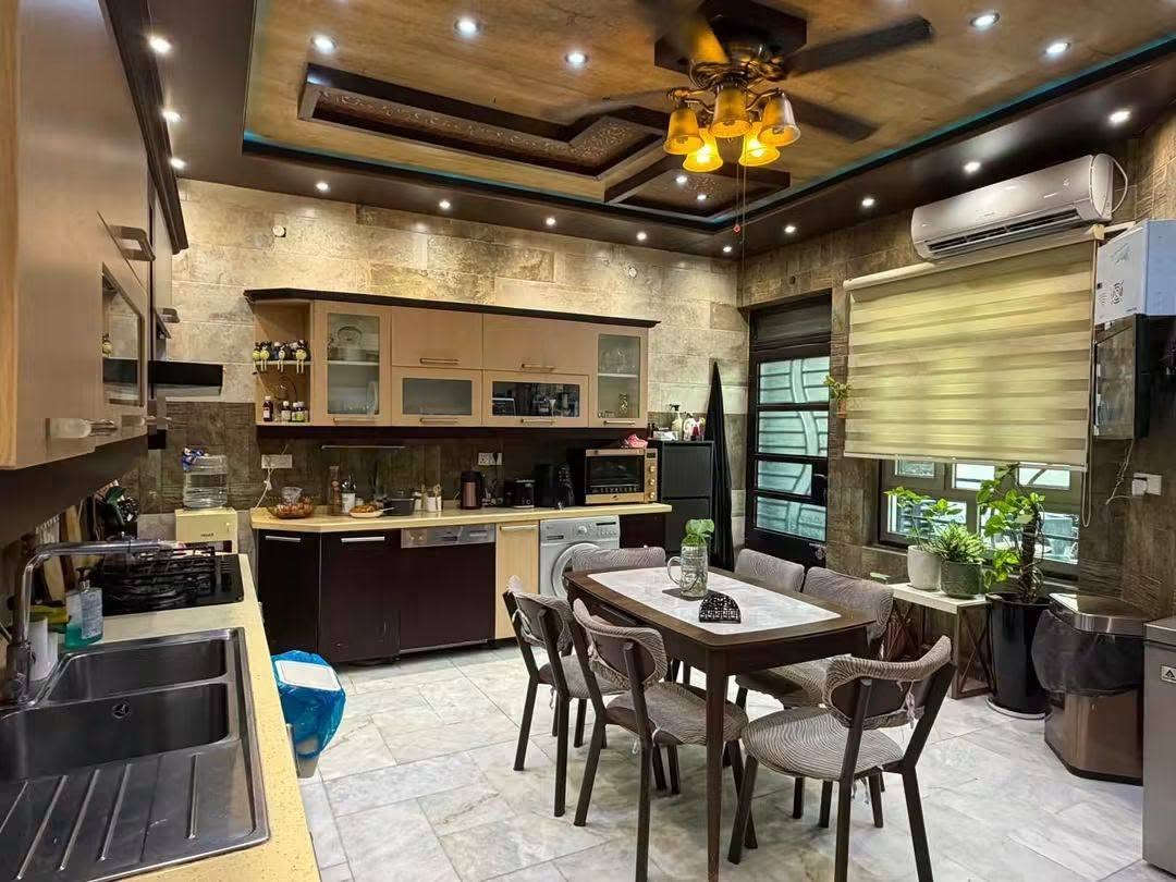 🏠 / دار للبيع مساحه ٢٣٠ م طابو صرف 

            واجهه ١٠.٥ م / نزال ٢٢.٥ م 

🧱 بناء حديث درجه أولى 

الطابق الاول / مطبخ . أستقبال . هول . غرفتين . مجمع صحيات . كراج . حديقه 

الطابق الثاني / ٣ غرف . هول . مجمع صحيات

🌎 الموقع / المحاربين قريب جدآ من شارع ٦٠ ( موقع مميز )

للأستفسار أكثر مراجعة مكتب 
عقارات أراضي بابل الخضراء للمقاولات العامه والتصاميم الهندسية 
شارع ٦٠ .. عمود ٣٠٠ .. مقابل أستدارة علي بقلي 
الشيخ حازم 
وسام محمد 
أبو حيدر / ***********
