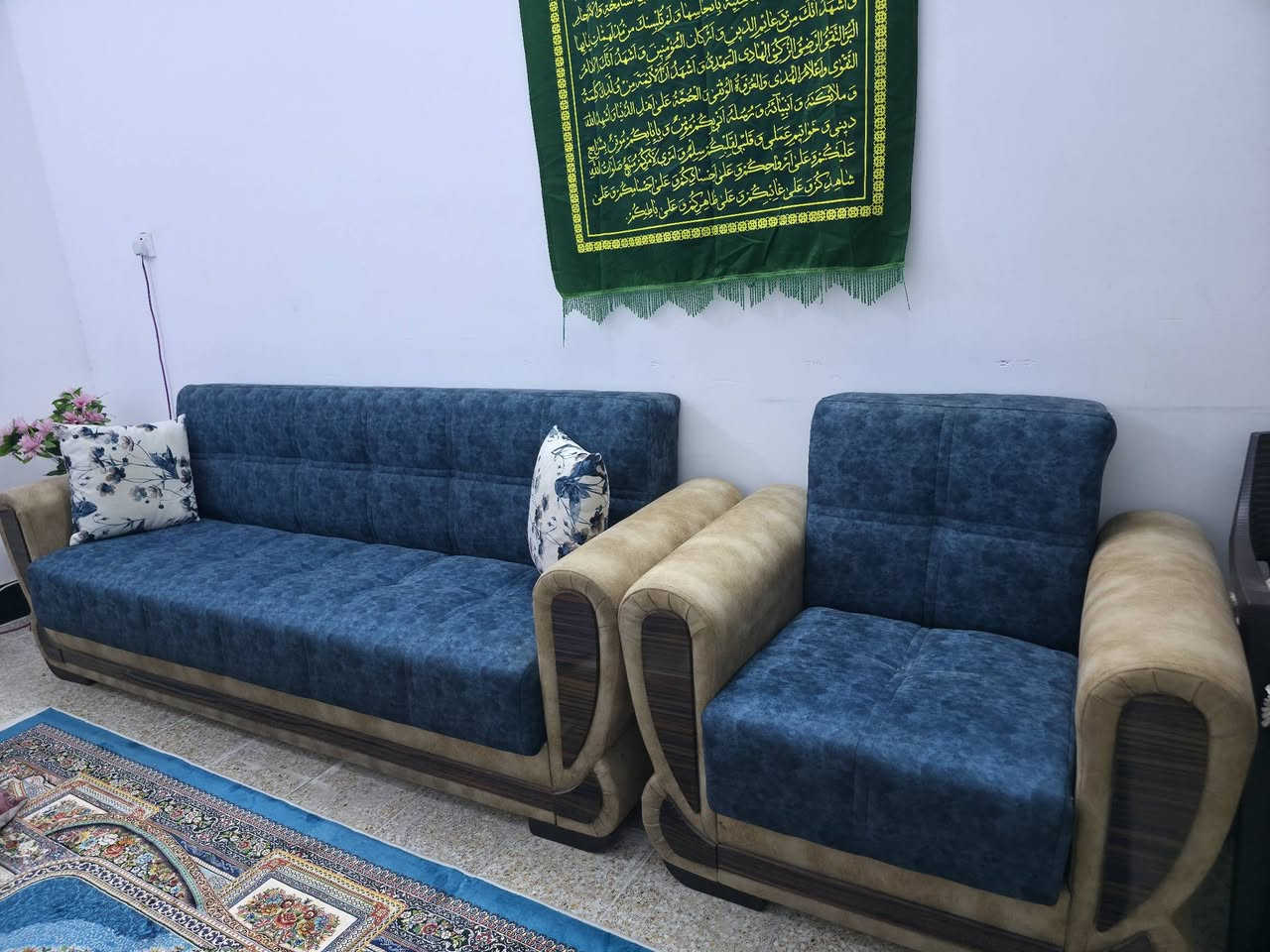 تخم نضيف 90% عشر مقاعد يستخدم مخزن و سرير وتخم جلوس مثل مبين بالصور السعر اتصل ع الرقم ***********
