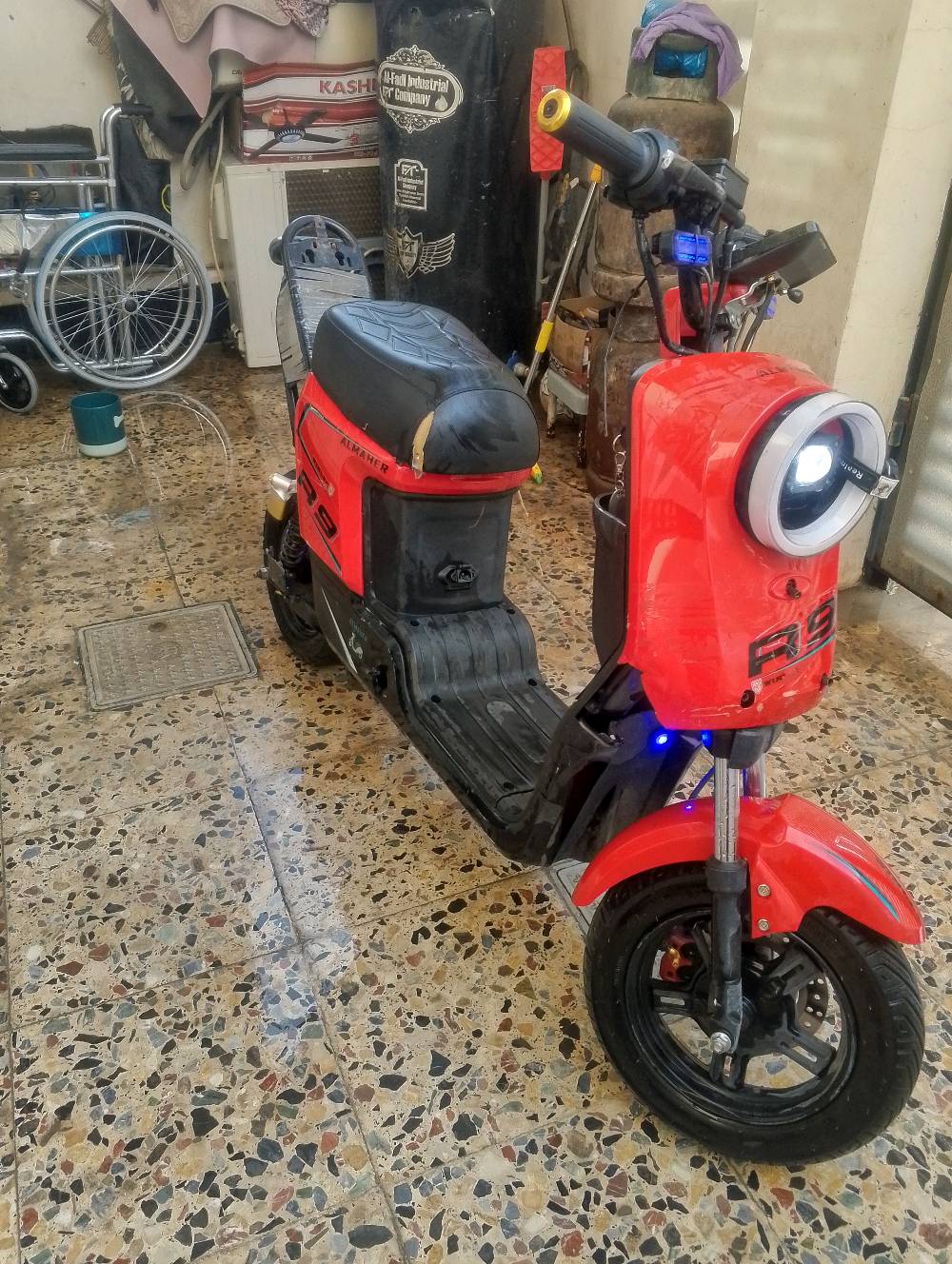 دراجه شحن R9 للبيع الدارجة نضيفه بيها ملف جديد وسكليتر جديد دبلات غاز خمس بطاريات ليثيوم 28 امبير سعر 300 الف وبيها مجال الدراجة واضحه بل الصور رقم واتساب  مرواس دراجه بانزين نضيفه***********