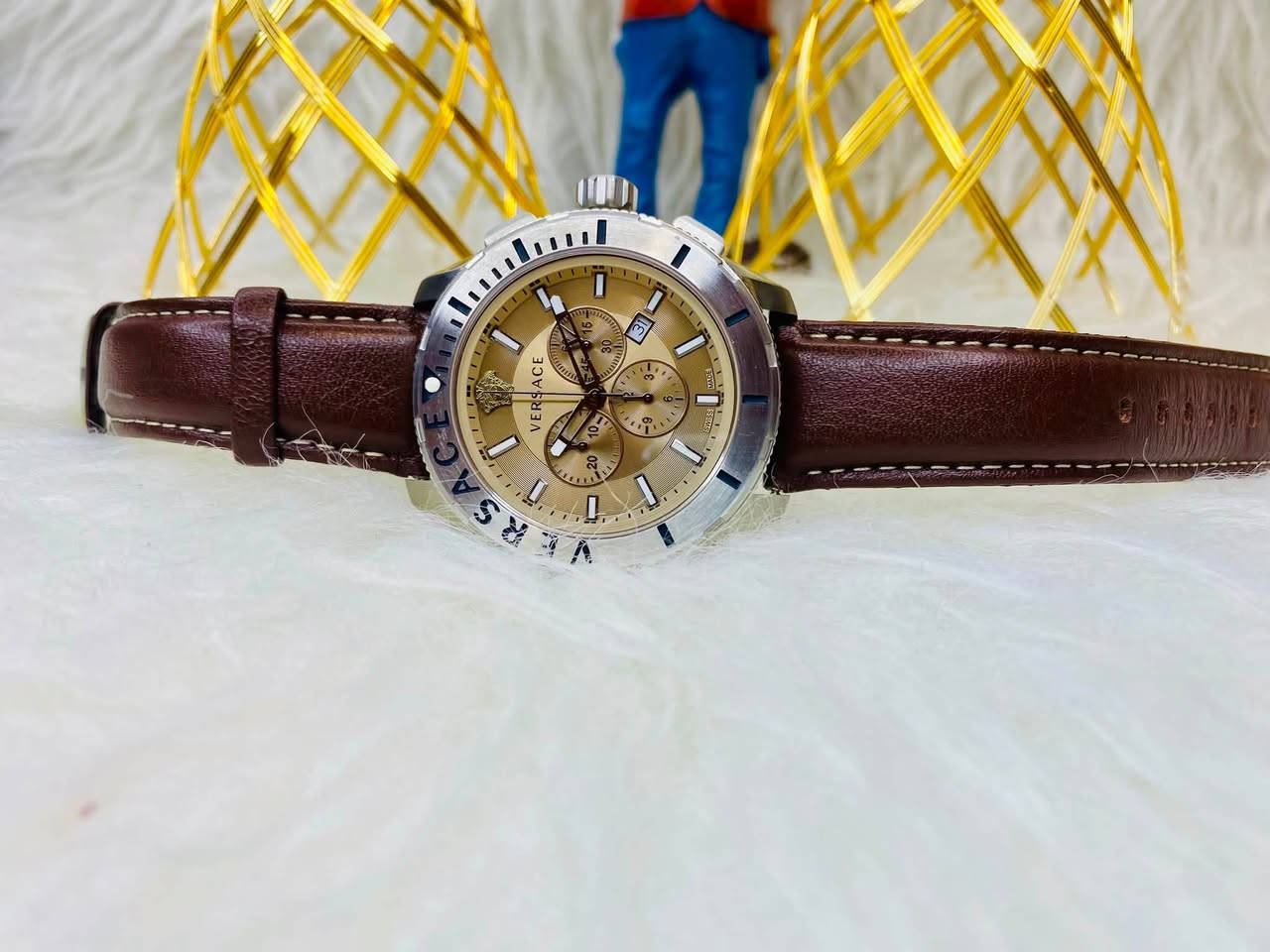 🔥🔥 لأصحاب الذوق الراقي… هاي الساعة غير! 🔥🔥
⌚ VERSACE رجالية فخمة
ستايل أنيق، حجم مميز، وتفاصيل تخليها تبرز على المعصم 👌✨

💎 مواصفاتها:
🤎 سير جلد قهوائي
✨ مينا بيجي بتفاصيل ذهبية
📏 قطر 48 ملم
⏱️ كرونوغراف
📅 نافذة تاريخ Date
⌚ Double Time
⏱️ سنتر ثواني منفصل
💎 زجاج Sapphire مقاوم للخدوش
🔩 ستانلس ستيل بالكامل
💧 مقاومة للماء

🔥 ساعة تنطي فخامة وحضور قوي باليد
🎁 تنفع إلك أو هدية مرتبة لشخص عزيز عليك.

📲 للشراء والاستفسار راسلنا مباشرة:
واتساب / ماسنجر
***********

⚡ لا تتردد… إذا عجبتك راسلنا وخلي التفاصيل علينا!
📩 الطلب متوفر عبر المراسلة

