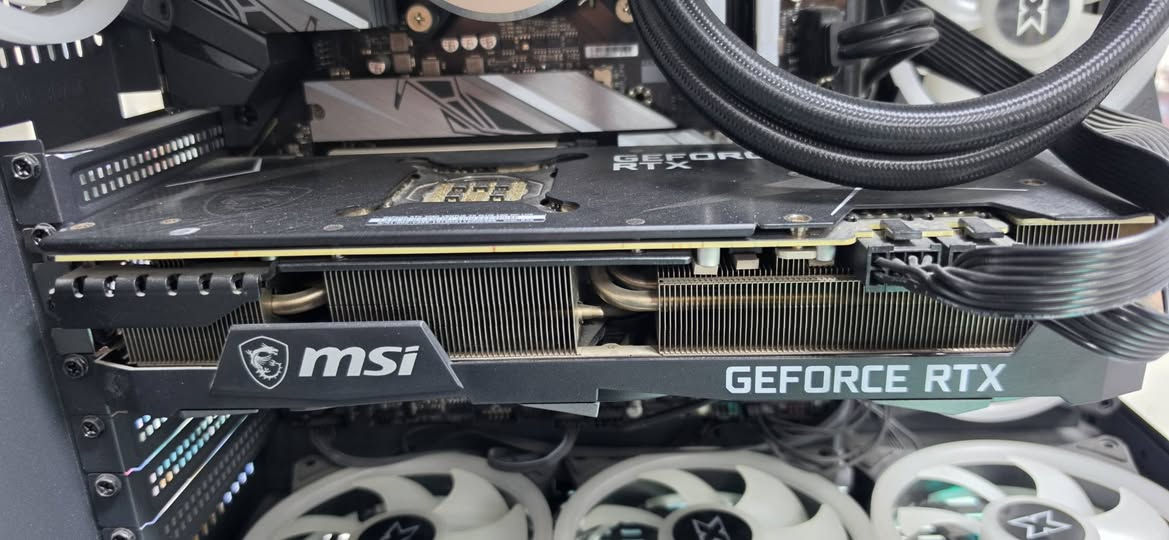 تجميعة احترافية RTX3080 مميزة للألعاب للبيع الاستفسار ***********
المواصفات الفنية للكمبيوتر

المعالج Intel Core i7-11700K :(CPU (الجيل

الحادي عشر - تردد 3.60GHz

بطاقة الرسوميات (NVIDIA GeForce RTX (GPU

3080 بحجم (10)

الذاكرة العشوائية (16GB :(RAM بسرعة 3666 MT/s

اللوحة الأم Z590 GAMING :(Motherboard نظام التشغيل: Windows 11 Pro الأصلي إصدار

(bit-64

لماذا تختار هذا الجهاز ؟

تشغيل أحدث الألعاب على أقصى إعدادات (Ultra

Settings) بأريحية تامة.

أداء سلس وممتاز في برامج المونتاج والتصميم مثل .Premier, Photoshop, 3D Max

معالج من فئة K يقدم قابلية لكسر السرعة وأ

المهام الثقيله
