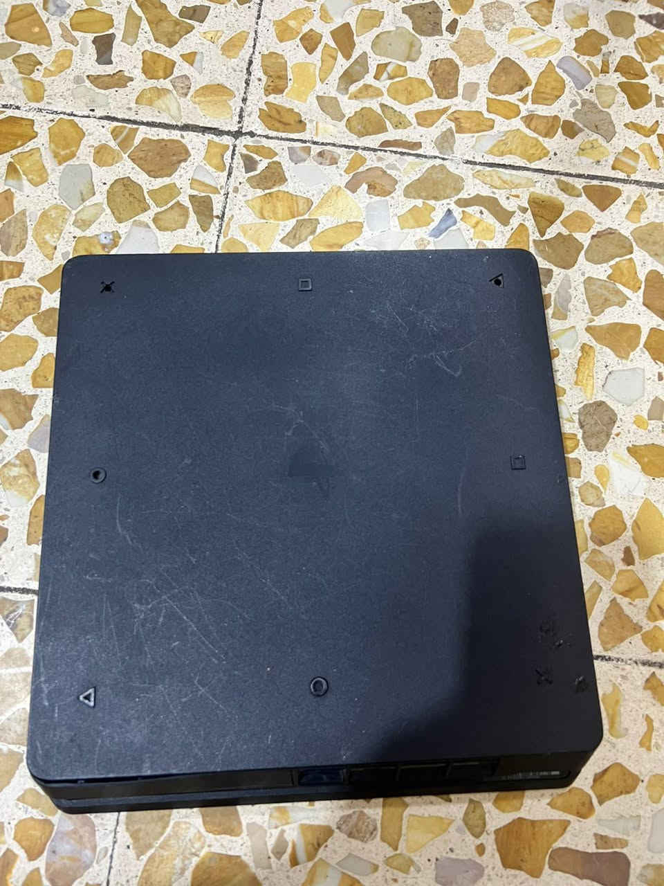 سلام عليكم بلي ٤ سلم مساحة 500 جهاز نضيف مامفتوح منه برغي ويا يده أصليه وقاعده السعر ٢٤٠ وبيه مجال مكاني بغداد حي القاهرة    الرقم  ***********
