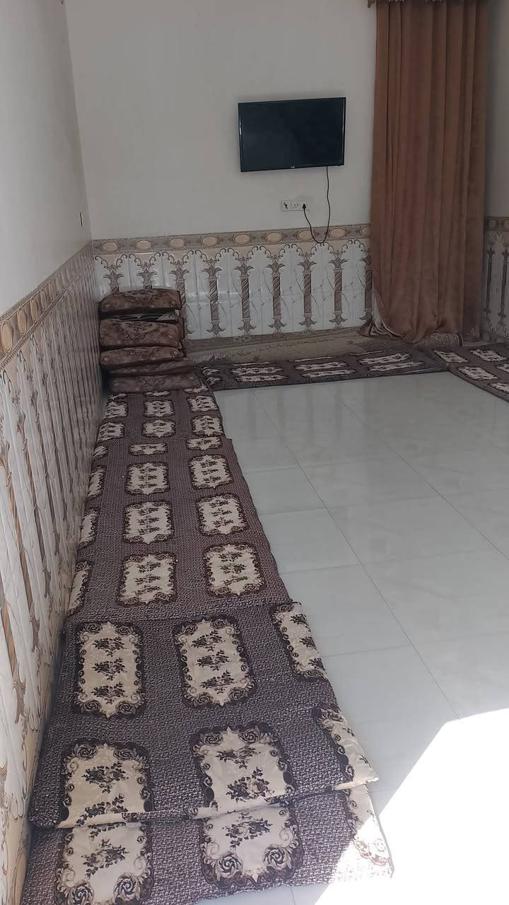 بيت للبيع المساحة 160 متر طابو صرف طابقين يحتوي على ثلاث غرف نوم وصالات عدد 2 واستقبال ومطبخ وصحيات عدد 3 الموقع القاسم شارع المركز الرحمانيه أول فرع على جهة اليمين للاستفسار الاتصال على الرقم ***********
