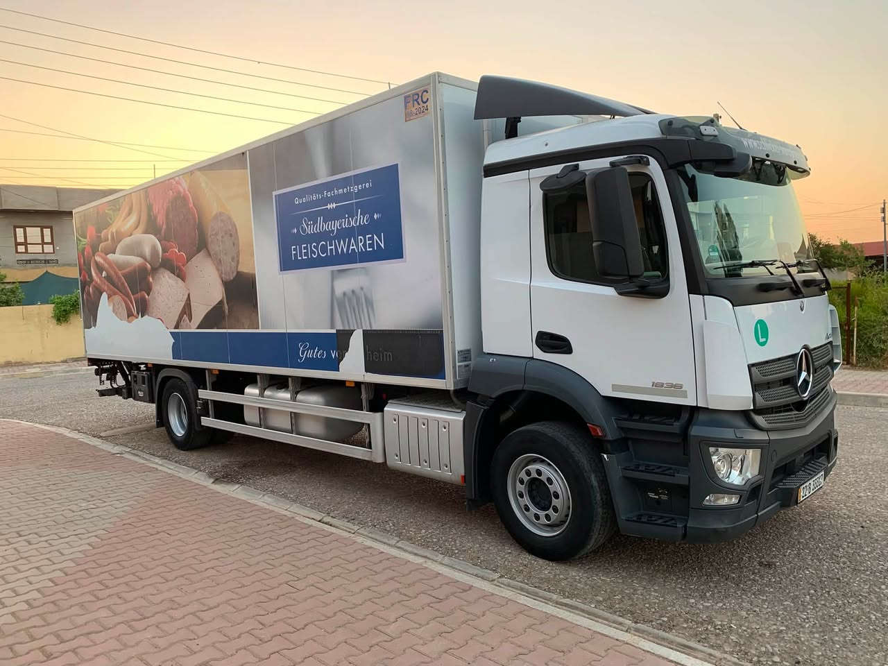 ‏Mercedes-Benz
وحش براد مديل 2018 
ماشي 770 الف
مواصفات فول رتايدر 5 طكات
حجم 1836 محرك 470 
حجم براد 1200 تجميد
طول 850 سم ارتفاع 225 سم من داخل
سمك حافظه 6 سم 
رقم اربيل مرقم جديد
عنوان كركوك
*********** ☎️ واتساب
*********** ☎️
