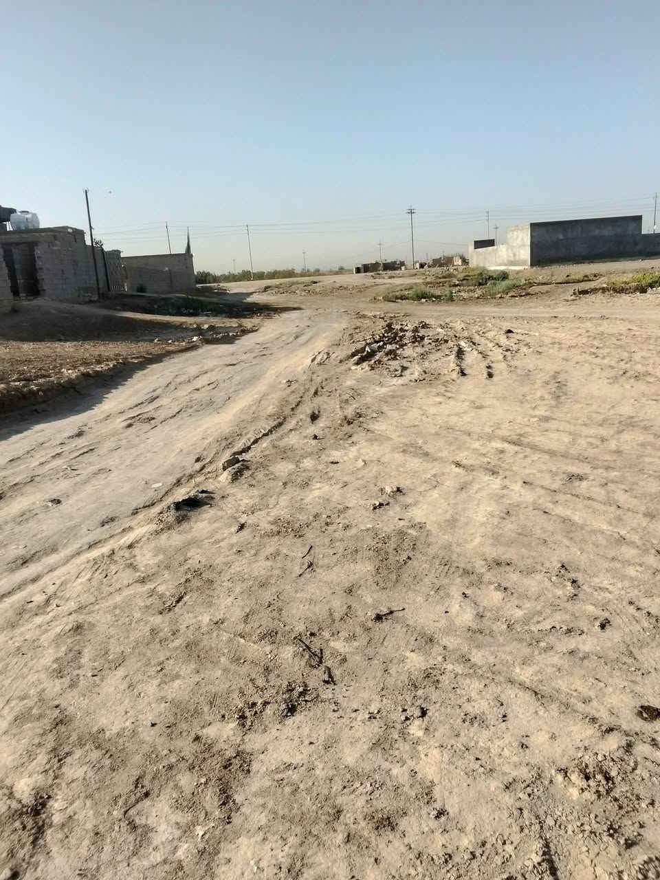 السلام عليكم قطعه البيع طريق أبوالماش نهايت السايدين مثل ماموضح بلصوره تبعدعن الشارع 75ركن على شارعين فرعي 10متر وبفرعي 6مترالمساحه 400 الستفسار***********بيه واتساب
