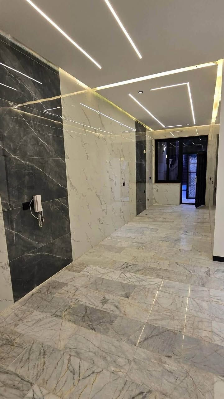 ⭕️ للبيع بيت 150 متر في السيدية 🏡
📍 الموقع: السيدية – مربع التصنيع

🔹 رابع عقار عن شارع 20

📐 المساحة: 150 متر

📏 الواجهة: 6 متر

📏 النزال: 25 متر

✨ مواصفات البيت:

• 4 غرف نوم

• غرفة نوم سويت كبيرة

• 3 حمامات

• بيت كلش نظيف ومرتب

• البيت بالكامل مرمر

• الواجهة مرمر

• السقوف مرمر

 

للاستفسار……………. الاتصال او زيارة المكتب

                 🏛️مكتب مصعب للوساطة العقارية🏛️

السيدية _شارع العلوة _مجاور مطعم سماش 

هـ/***********
