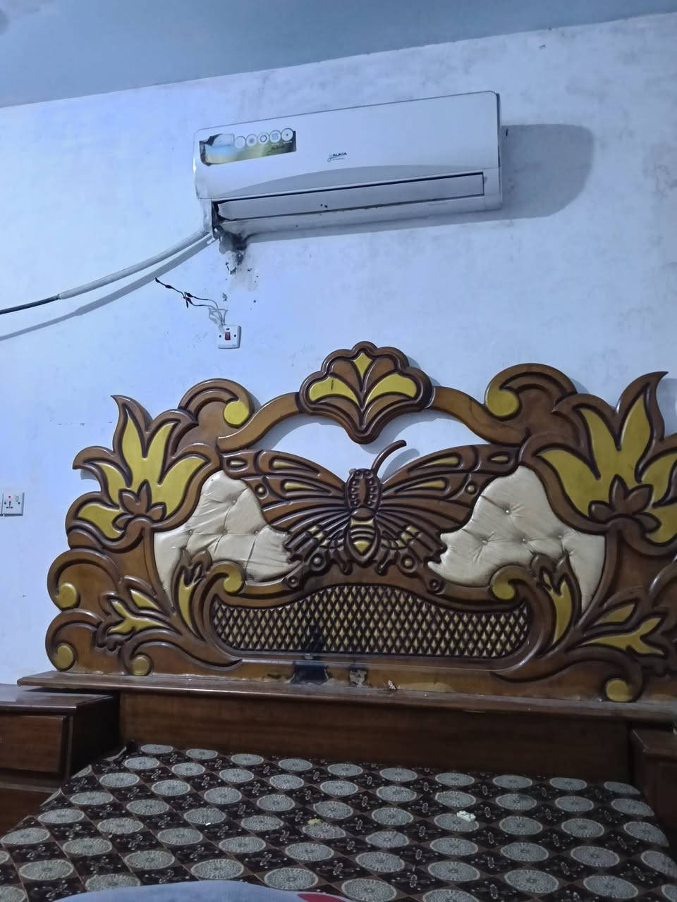 غرفه للبيع بس كنتور مابيها المكان الكماليه المعوقين سعر مناسب لرقم ***********
