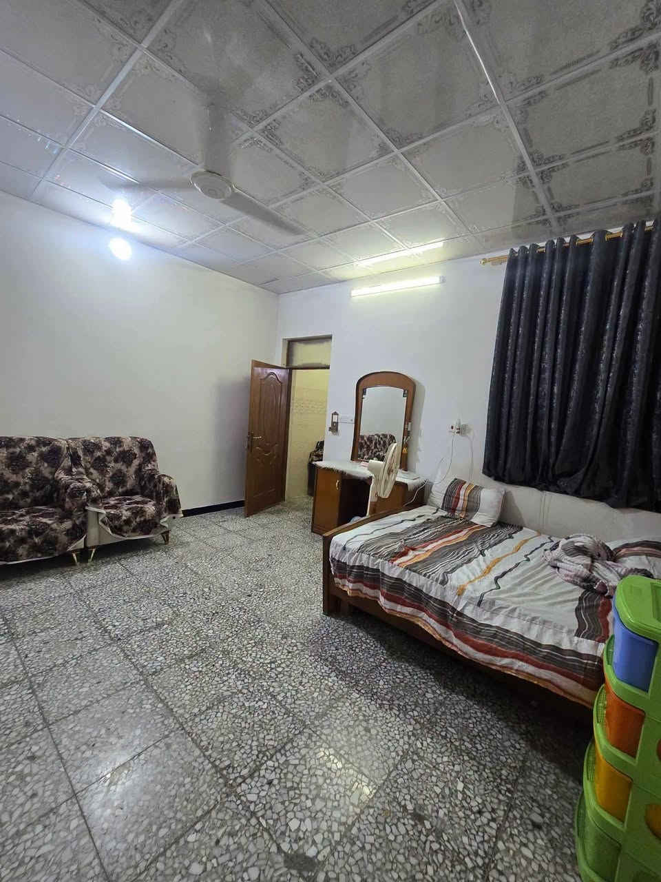 بيت لبيع بشارع المطار القديم المساحه ١٠٠متر طابقين يحتوي على غرف ٢ وصالات ٢ ومطبخ وستقبال ومكشوفه وصحيات السعر ٣٨وبي مجال للستفسار *********** مكتب بركات ام البنين قرب مثلجات سنبله
