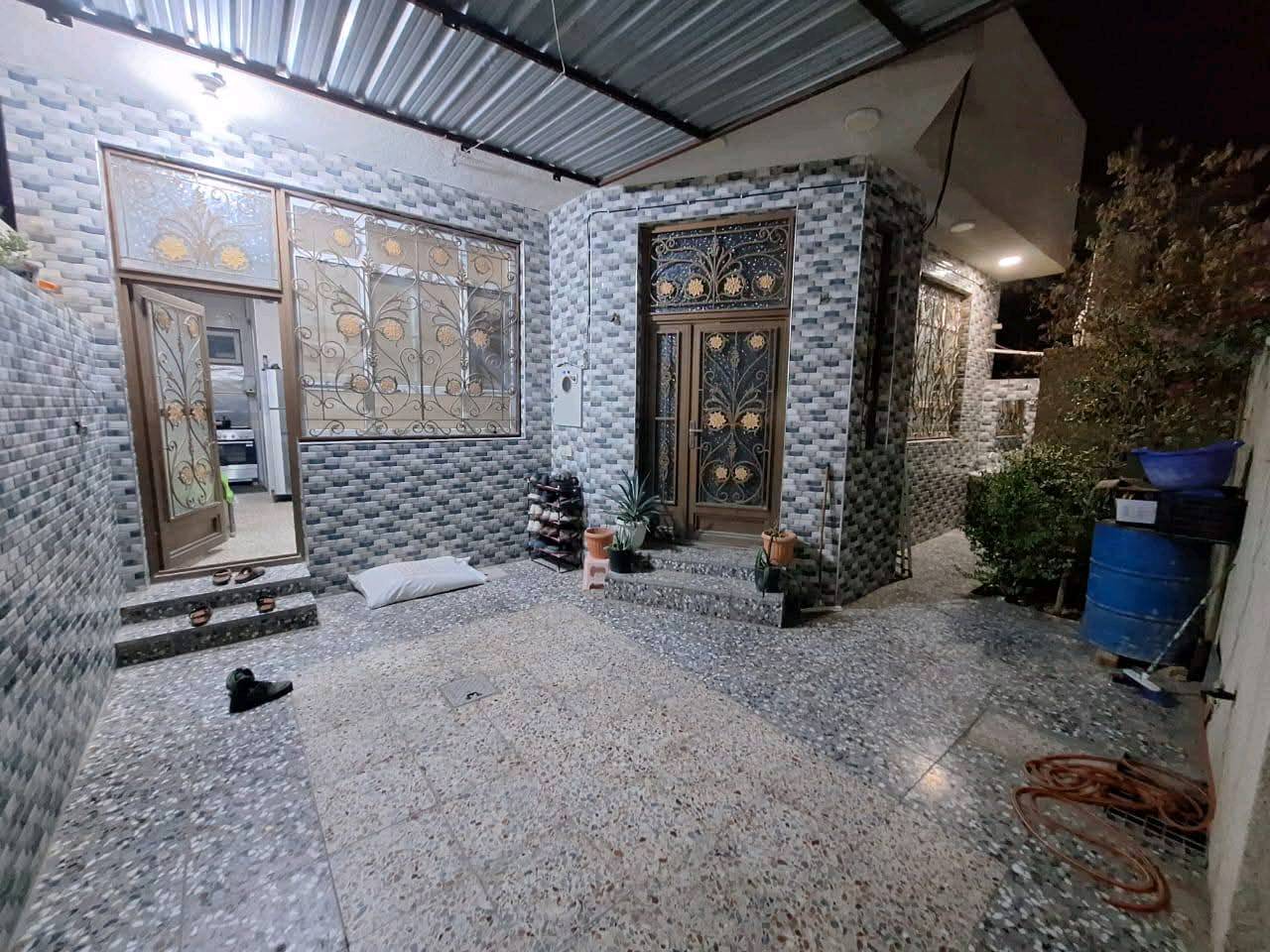 سلام عليكم ورحمة الله وبركاته 
‏عندي بيت زراعي سند 25 
‏مساحته 200 متر  
‏بناء سنة 2020 البيت جديد 
‏تفاصيل البيت 
‏طابق الارضي
‏استقبال 
‏صاله 
‏مطبخ 
‏غرقتين نوم 
‏حمامات 2 
‏
‏الطابق الأول 
‏صاله
‏غرفه نوم 
‏حمام 
‏سطح  
‏الاستفسار الاتصال أو مراسله الصفحة أو واتساب 
‏***********