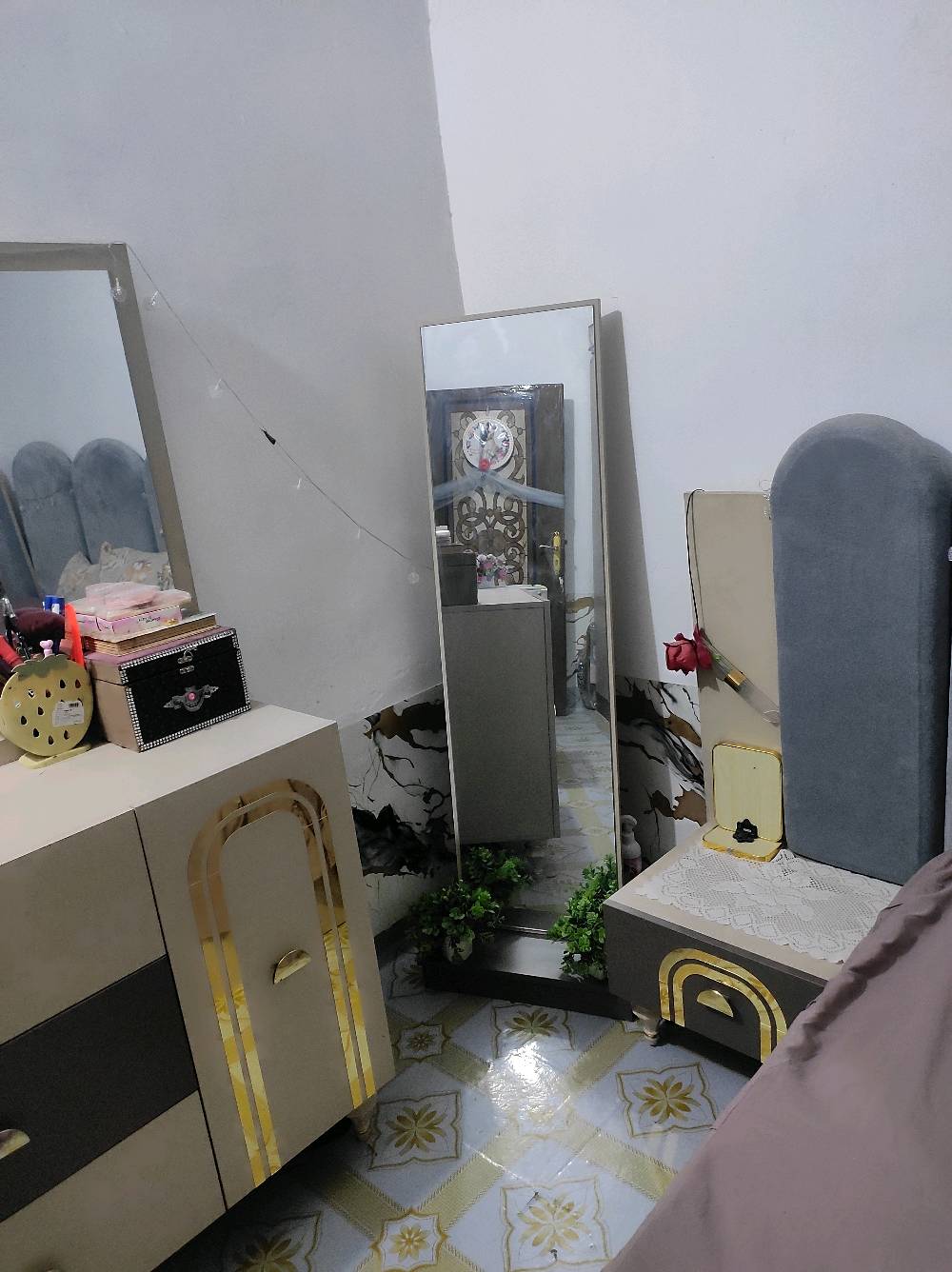 غرفة تركية للبيع نضيفة حيل 6قطع سعر 550بهة مجال 
عنوان ناحية اللطيفية