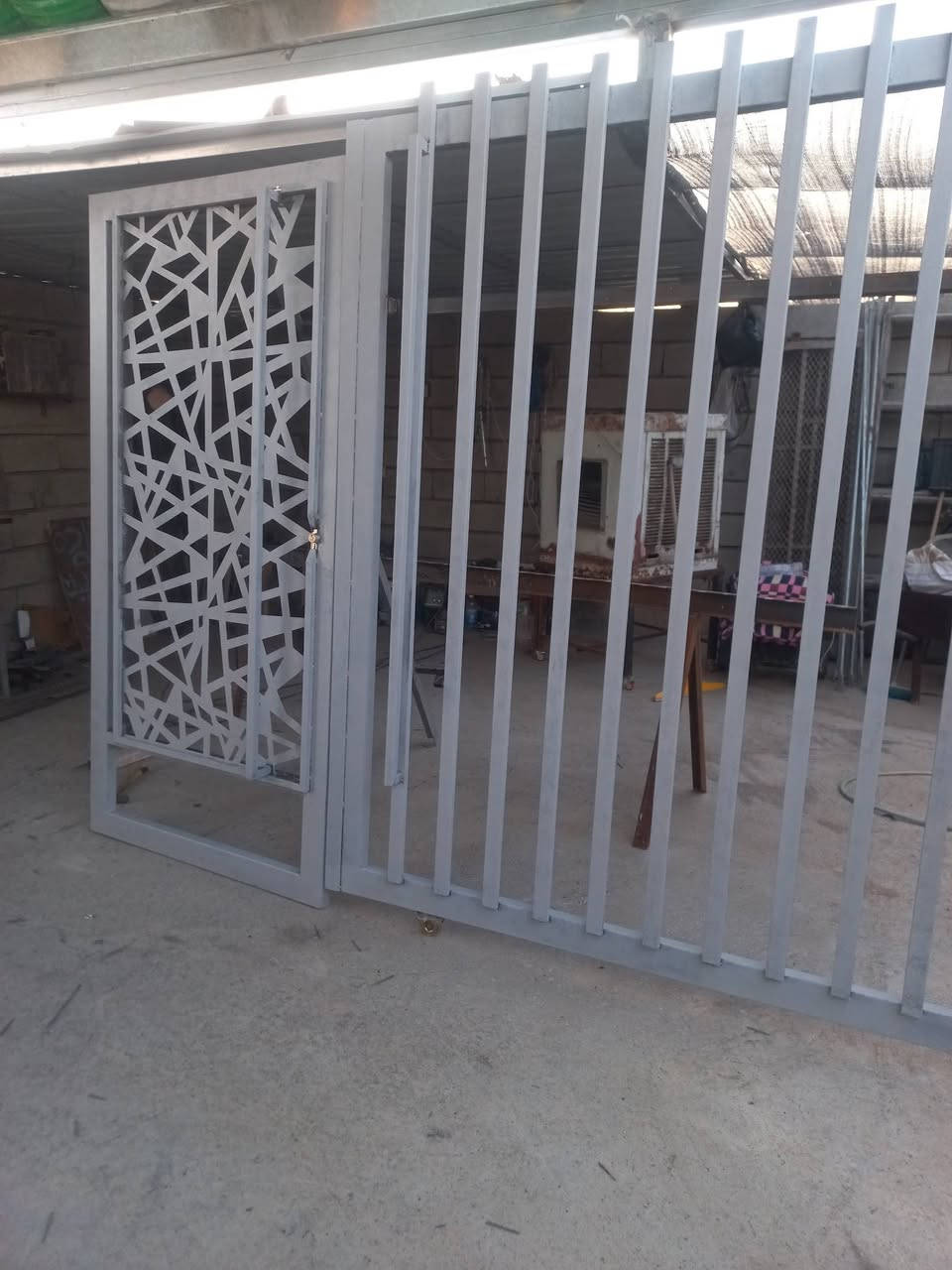 من رخصة الادمن للبيع باب سلايت حديد ثقيل جدا سعر ٤٥٠ بيهة مجال بهرز ابو الكرم ***********
