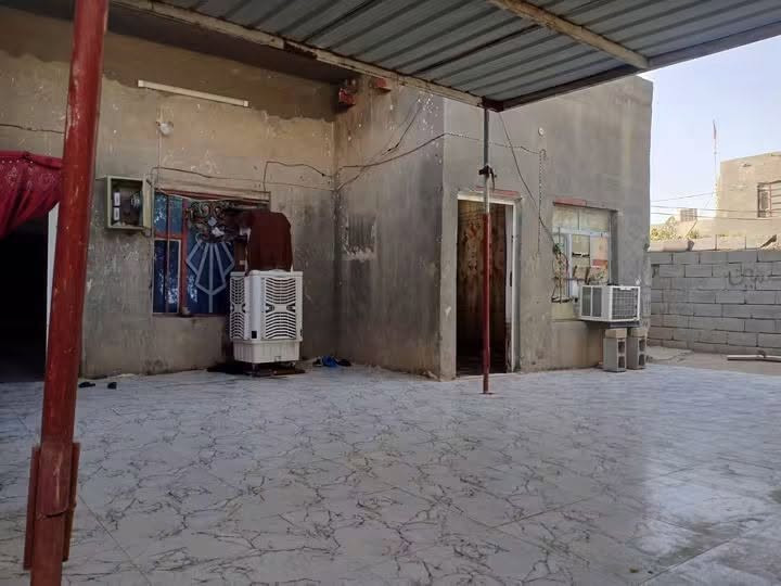 بيت للبيع مكان حي المنتضر جاهز ماي وشارع صب ومجاري كهرباء يتكون البيت من ثلاث غرف وصاله ومطبخ خارجي وديوانيه للاستفسار الاتصال على الرقم ***********

نص مكتوب في الصور:
- صاله
- واجهه لبيت
- مطبخ و صحيات