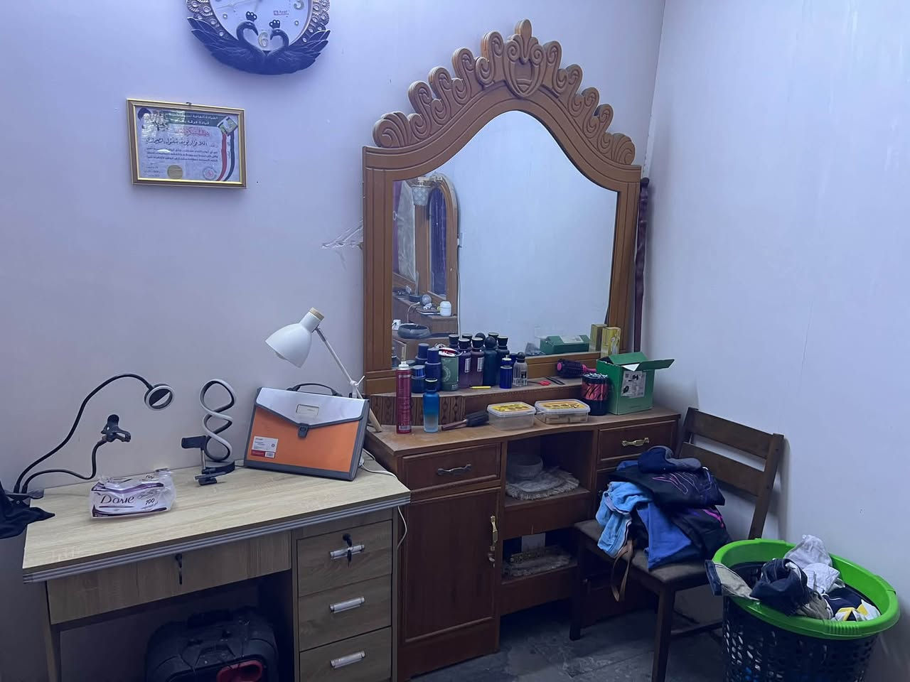 غرفه نوم للبيع مستعجل عل بيع استعمال قليل مكاني الشعب نهايه الفورتات مع الدوشك 750 الف بيها مجال للشراي ***********

