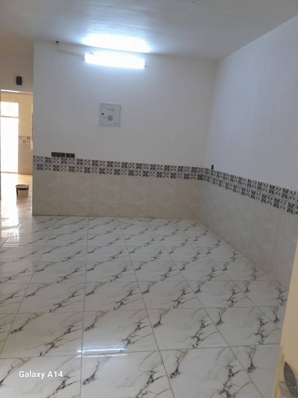 بيت للبيع في حي الجبرية الثالثة مساحة ٢٣٠متر شارع ٢٠متر
٤غرف نوم بناء حديث فارغ 
وجاهز للسكن +قطعة من ضمن المساحه 
الاتفاق مع صاحب البيت 
للإستفسار ***********
او كلمة السعر

نص مكتوب في الصور:
- عقارات ابو زيد
- Galaxy A14