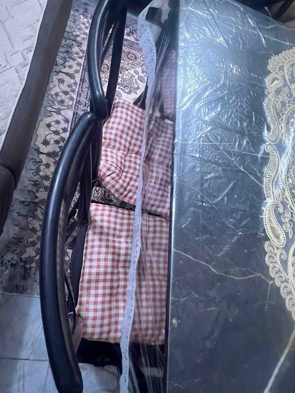ميز طعام للبيع استعمال قليل فقط

مع ٦ كراسي
نضافه ٩٠٪؜

***********مفتوح واتس اب فقط
١٥٠ بي مجال بسيط
