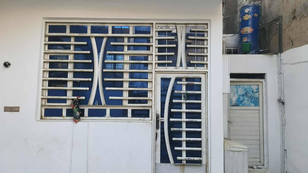 سلام عليكم بيت للبيع المساحه 140 يحتوي على غرفتين السعر 90 وبي مجال موقع المعاره قرب مدرسه معادن الحكمه ***********

