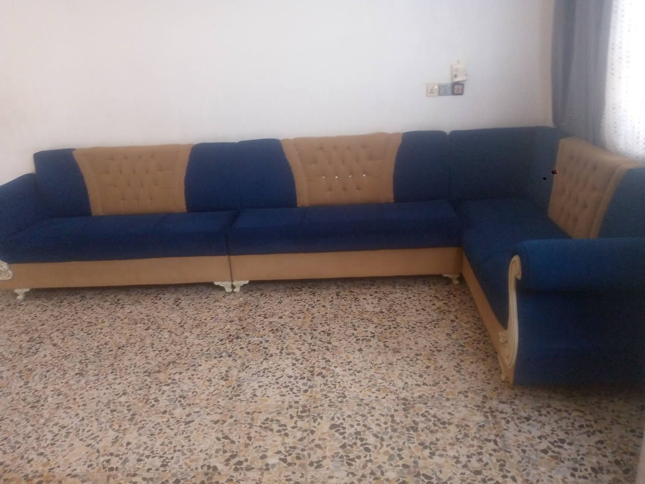 ديوان للبيع ست مترات حله شارع طهمازيه قرب مول أهل الخير للاستفسار الاتصال على الرقم *********** السعر ٢٥٠وبي مجال بسيط

