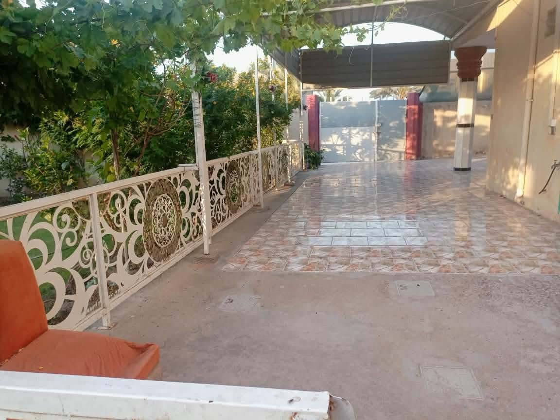 للبيع : دار طابو زراعي سند 25 موقع مميز!
الثقة أساس البيع و المعاينة خير دليل 
من يبحث علي الهدوء  
​نقدم لكم فرصة سكنية استثنائية أرقى مكان في مركز الحله
السعر :160قابل للتفاوض 
الموقع ؛ حله صياحيه يبعد 900 متر عن شارع العام
​المساحة: (478)م  واجهيه (32) علمن البيت قيناس البيت ركن علي شارعين تبليط باب البيت ( توضيح القيناس خلف البيت صاير )
جنس العقار : طابو زراعي سند 25 تحويل مباشر
​البناء: سنه 2017
​الموقع:هادئ ومناسب وغني عن التعريف 
محتويات البيت:طابق واحد
طابق الاول: كراج سياره كبير  حديقه كبيره  ستقبال كبير  صاله غرفتين  نوم مجمع حمامات مناور 
​الخدمات: كافة متوفرة بالكامل (ماء، كهرباء، خط مولده ذهبي تبليط باب البيت 
​الوثائق القانونية: تحويل مباشر بسم المشتري 
نحن نضع خبرتنا في خدمتكم لتأمين السكن الأمثل.
​📞 للاستفسار والحجز، يرجى الاتصال أو المراسلة عبر الواتساب 
***********
​سارعوا بالحجز، فالفرص المميزة لا تنتظر!

