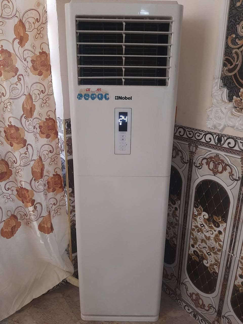 سلام عليكم ورحمة الله 
سبلت نوع نوبل طنين تبريد خير من الله 
تجي للبيت وتشوف برودته 
السعر ٤٥٠ وبيه مجال
العنوان النهروان شارع الشمري 
***********

