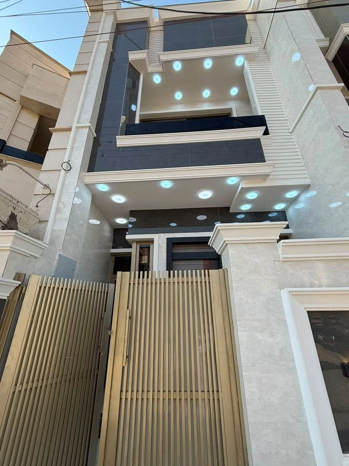 🏠دار حديث للبيع 
في حي التجار / مقابل جامعة الامام الكاظم
📎قرب شارع التجار العام

📎بناء حديث فول درجى اولى 
🔸المساحة:90م. 
 🔸واجهة:4.5م نزال:20م

يحتوي على 

🔸الطابق الارضي :طرمة

 🔸استقبال منفصل 
 🔸 + مطبخ حار بارد مفتوح على الصالة
🔸 منـور 
🔸+ حمام كبير + غرفة نوم كبيرة

🔸الطابق الاول 

🔸غرفتين نوم كبيره + حمام

للاستفسار الاتصال بالرقم التالي 
*********** 
او مراجعة مكتب الدار للوساطة العقارية 
الكائن في حي البنوك بداية شارع الكنيسة من جهة الجسر
