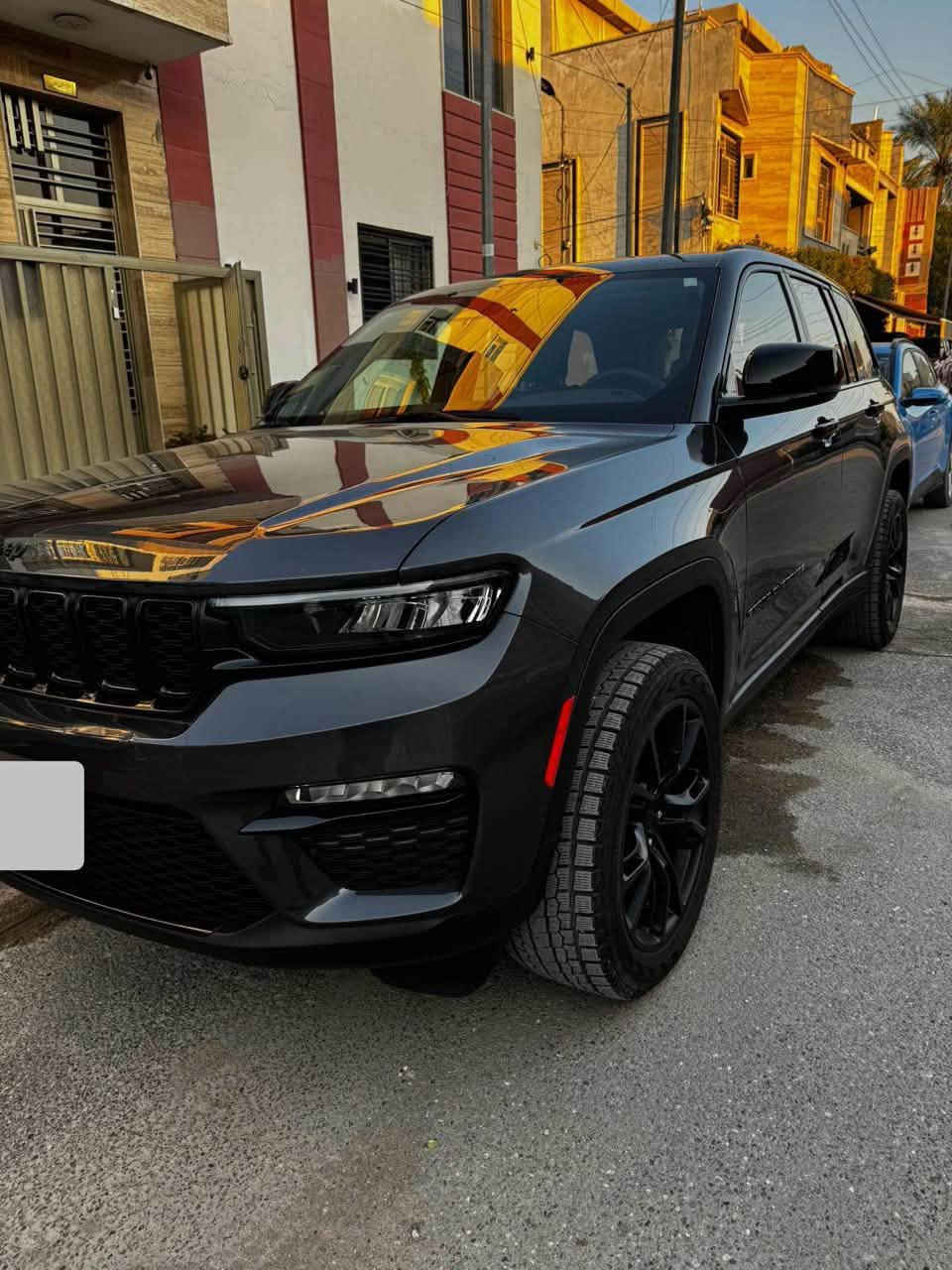 من رخصة الادمن
جيب كراند شيروكي لمتد
الموديل : 2023
المحرك:V6, 3.6L
السياره : 5 راكب المرغوب 
اللون :اسمنتي و النيكل و كل التطعيمات بلاك
رقم بغداد بسمي تحويل ثاني يوم
المواصفات :دفع رباعي 4x4
* قيادة ذاتية عند المنعطفات.
* رادار امامي مع مانع تصادم. 
* تحذير الخروج عن المسار. 
* مستشعر نوم السائق مع نظام التوقف الآلي. 
* تحذير النقطة عمياء  .
* إنارة محيطية 
* شاحن موبايل وايرلس. 
* تعديل وضعيات مقود السائق
* ويل قياس 20 انج.
* شاشه كبيرة 10.1 انج. 
* نظام الخرائط (GPS).
* عرض خرائط الطريق على لوحة القيادة.
* المصابيح الأمامية LED. 
* كشافات ضباب
* تشغيل عن بعد.
* الصندوق الخلفيي كهربائي.
* ذاكرة لحفظ وضعيات الجلوس للسائق.
* المقاعد الأمامية كهربائية.
* المقاعد الأمامية تبريد وتدفئة.
* المقاعد الخلفية تدفئة.
* حساسات امامية خلفية. 
* مكيف خلفي مع وحدة تحكم منفصلة. 
* تدفئة ستيرن. 
* مانع تصادم خلفي.
* محدد سرعة. 
* نظام التشغيل والاطفاء الاوتوماتيكي .
* نظام بريك اوتماتيكي.
وبعد بيه هواي مواصفات.
حادثها جانبي بالباب
سياره مسويله صيانه دهن وفلتر ومابيه اي نقص
مكاني البصرة
سعر السيارة 305 ورقة امريكي و بيها مجال بسيط 

اتصال  👈 ***********
