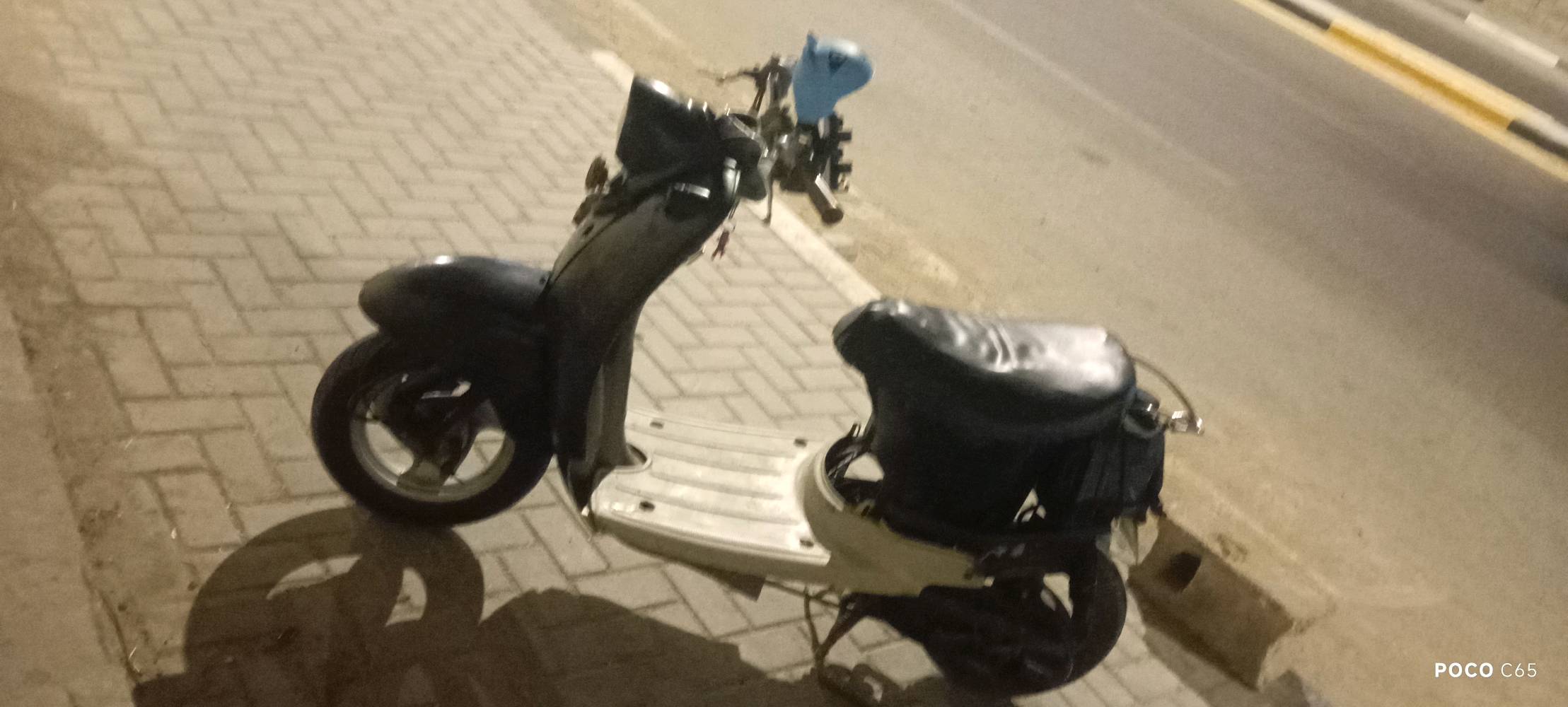 دراجه عبد الحليم شغاله باتري بيها كلوب يشتغل هورن شغال دراجه مكانها بصره حوطه سلف عاطل تايرات جدد دراجه يرادلها بس كفرات وترجع بلاد ترهم مراوس و بيع دراجه صوتها ناعم ما ينسمع
حبيبي، شنو موديل دراجة عبد الحليم بالضبط وسنة الصنع إذا تعرف؟: 
1999
بخصوص السلف العاطل، شنو العطل بالضبط: يحتاج تبديل سلف لو بس شي بسيط بالكهرباء/الأسلاك؟: 
تبديل
وين مكان المعاينة بالضبط بالبصرة/الحوطة، والبيع كاش فقط لو تقبل تبديل هم؟: 
تبديل او بيع 