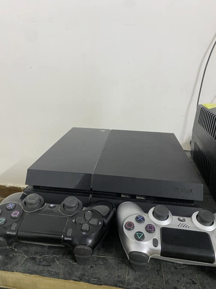 السلام عليكم جهاز بلي فور الفات ذاكرة (500 )يحتوي على ثلاث العاب +حساب بيس بالفيديو + قرص GTA5 هدية + جهاز اليو بي اس مثل ما موضح بالصورة نوع فاربر افضل نوعية ، الجهاز استعمال قليل النظافة 80% الجهاز كامل الملحقات 2 جويستكات وملحقاتها + كيبل HD الجهاز ما مفتوح بالة السعر (220 الف )بيها مجال قليل كلش حك الجية العنوان النجف مجمع السلام السكني التواصل على الواتساب او الاتصال بالرقم ***********
