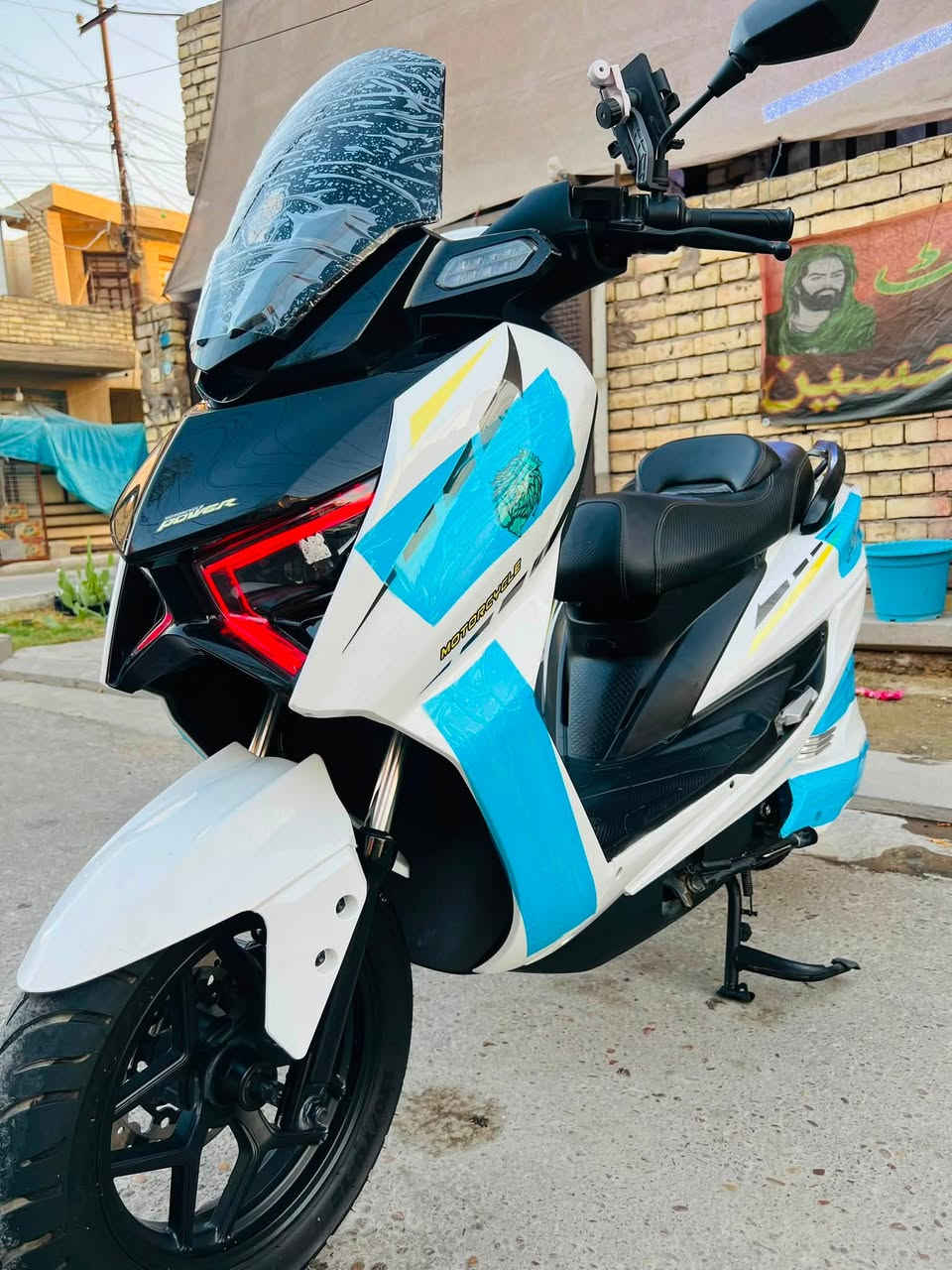 سلام عليكم ورحمه الله وبركاته 
دراجه شحن T.MAX ..وكاله حسن وحسين GT شعار الاسد …ملف 3000 بطاريه ليثيوم 60 امبير ….عدد التحويلات 1.2.3.R ….ماشيه شي قليل جدا …سويجين +كارتين + بصمتين 
السعر مليون و350 وبيه مجال بسيط 
مكاني بغداد الزعفرانيه ***********
