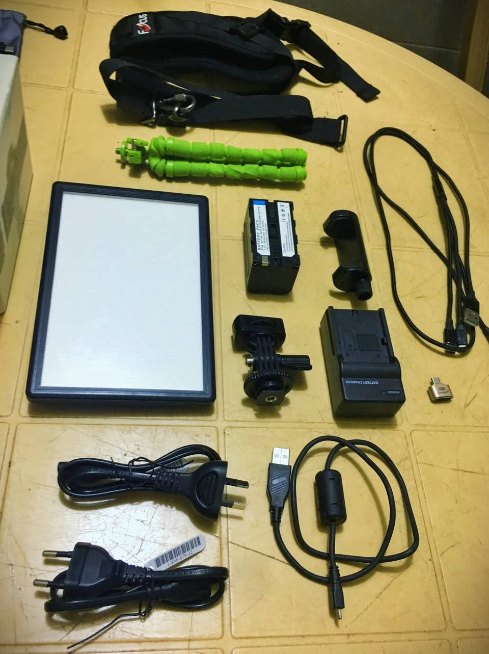 📌 للبيع: بكج تصوير كامل وشامل – كاميرا Sony ZV-E10 مع كافة ملحقاتها
للبيع بكج صناعة محتوى وتصوير احترافي جاهز للعمل مباشرة، الكاميرا والأغراض بحالة ممتازة جداً ونظيفة ومع الكرتونة الأصلية.
📸 تفاصيل البكج:
الكاميرا: Sony ZV-E10 مخصصة لصناع المحتوى والفلوقات (مع العدسة الأساسية Kit Lens 16-50mm + غطاء المايك الفرو للحماية من الهواء Deadcat).
البطاريات والشواحن:
عدد 3 بطاريات (بطارية سوني الأصلية + بطاريتين K&F Concept إضافية).
شاحن مزدوج سريع Dual USB Charger من K&F Concept.
بطارية إضافية كبيرة مع شاحن خاص بها.
الإضاءة والملحقات:
إضاءة LED مستمرة مسطحة مع مشبك وترايبود صغير (لصناعة الفيديوهات والبث المباشر).
حامل هاتف وترايبود مرن (Gorillapod) باللون الأخضر.
الحقائب والملحقات الأخرى:
حقيبة ظهر كبيرة ومقاومة تتسع لكل المعدات.
حقيبة حماية صغيرة صلبة للبطاريات والأغراض الصغرى.
حزام كتف مريح للكاميرا (Focus Strap).
جميع كوابل الشحن والوصلات اللازمة + محولات USB.
سعرهة 900 وبيه مجال مع كل هذا الملحقات 
للتواصل واتساب ***********

