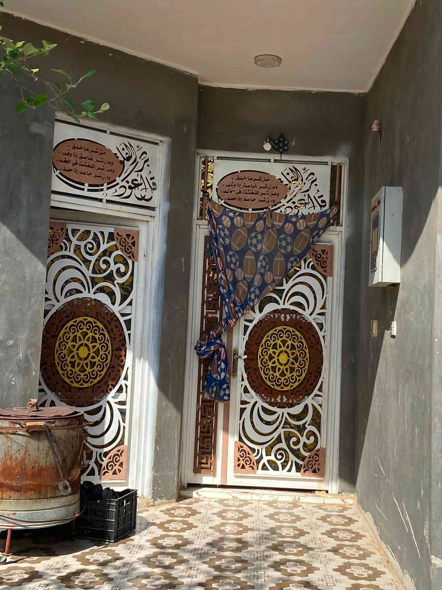 السلام عليكم بيت طابو للبيع قرب مدرسه الرحمه حي ضبيع مساحه البيت 250بي غرفتين وصاله ومطبخ وديوانيه وصحيات داخليه وخارجيه اتصل برقم  ‭***********‬
