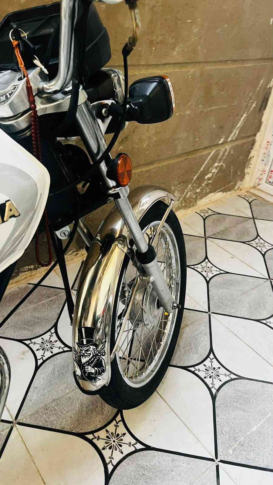 السلام عليكم دراجه 🏍اربعه كير للبيع لون ابيض دراجه مكفوله كفاله عامه دراجه شلعه ومعدل خير من دراجه موديل 2026اوراق سكنر 🩸. سعره 750وبيه مجال بسيطط كلش.📌  العنوان كربلاء قنطرت السلام 📌ما متواجد خاص..📌فقط اتصال. 🌠***********🙌🏼🩶
